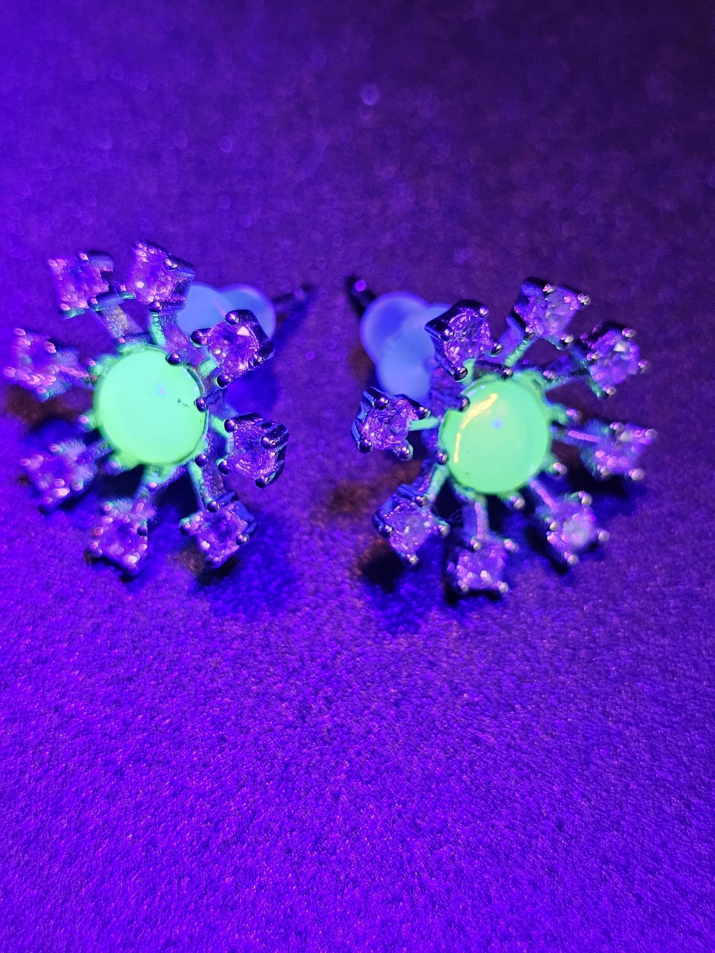 Boucles d'oreilles en verre d'uranium de style flocon de neige en argent sterling neuf avec des pierres en verre d'uranium de taille ronde vintage qui brillent sous la lumière noire/UV