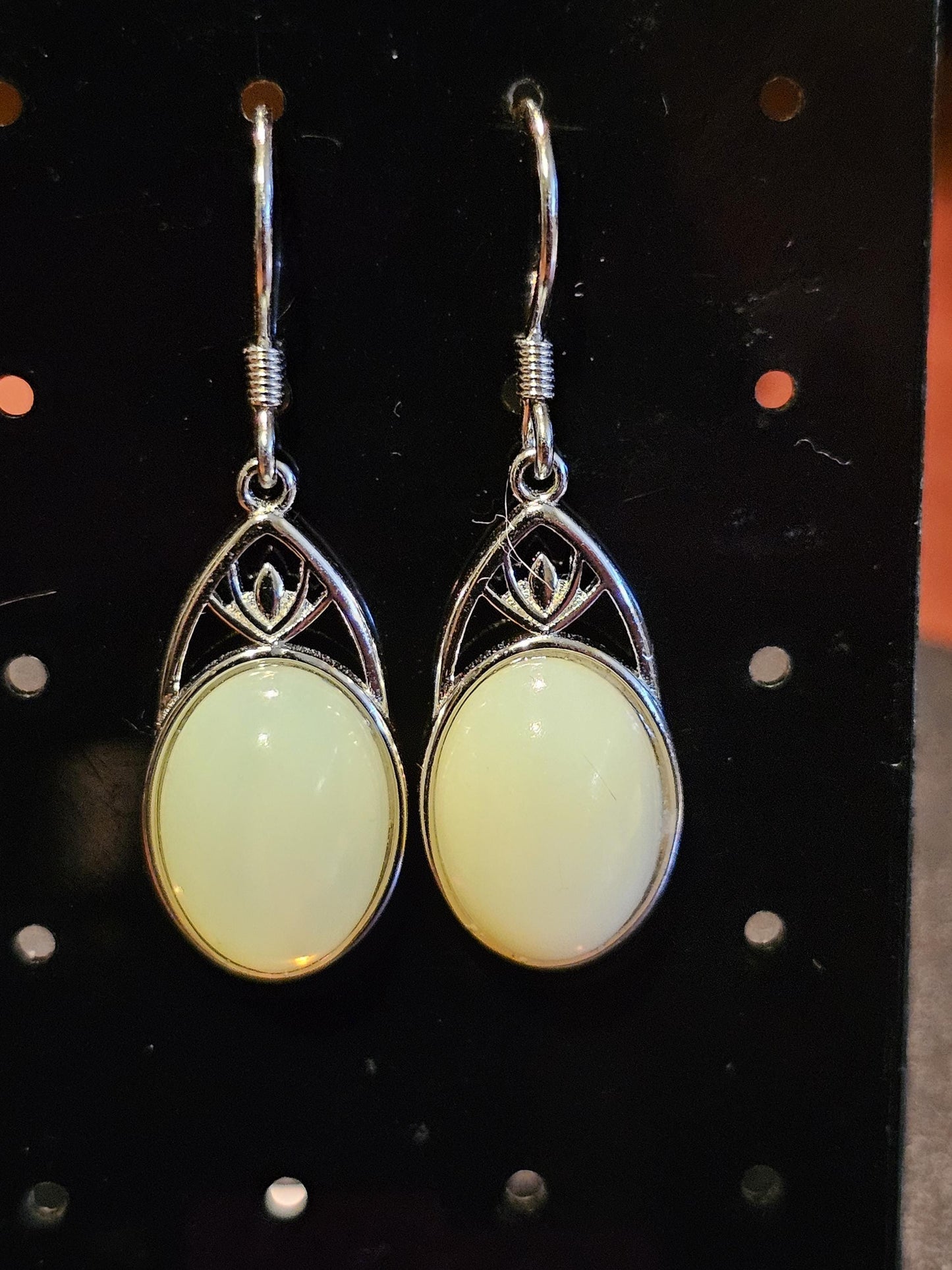 Boucles d'oreilles en verre d'uranium en argent sterling neuf avec pierres en verre d'uranium taille ovale vintage qui brillent sous la lumière noire/UV