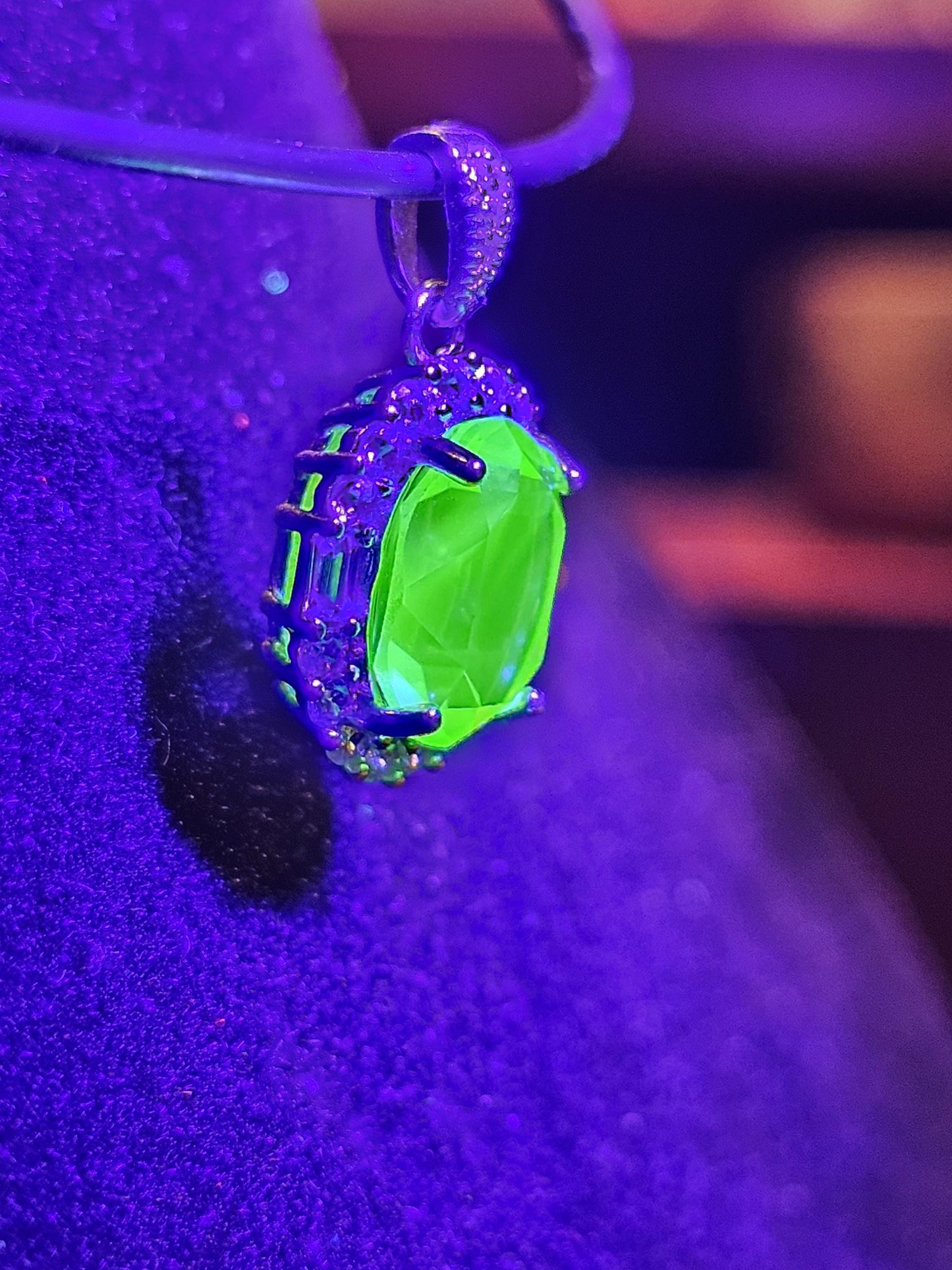 Pendentif en verre d'uranium dans un nouveau cadre en argent sterling avec une pierre de verre d'uranium taille ovale vintage de 10 x 8 mm qui brille sous la lumière noire / UV
