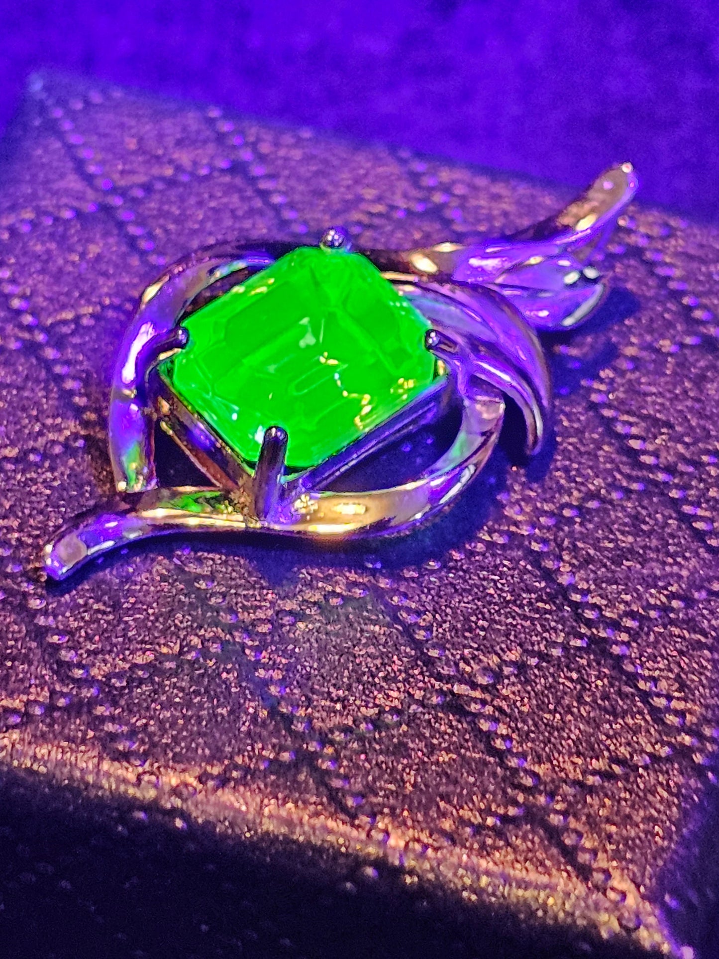 Pendentif en verre d'uranium en argent sterling neuf avec une pierre de verre d'uranium taille émeraude vintage qui brille sous la lumière noire / UV
