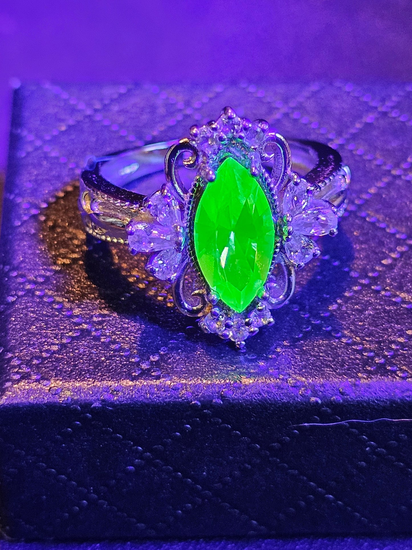 Bague en verre d'uranium taille marquise style Fleur de Lis en argent sterling neuf avec une pierre en verre d'uranium vintage qui brille sous la lumière noire / UV