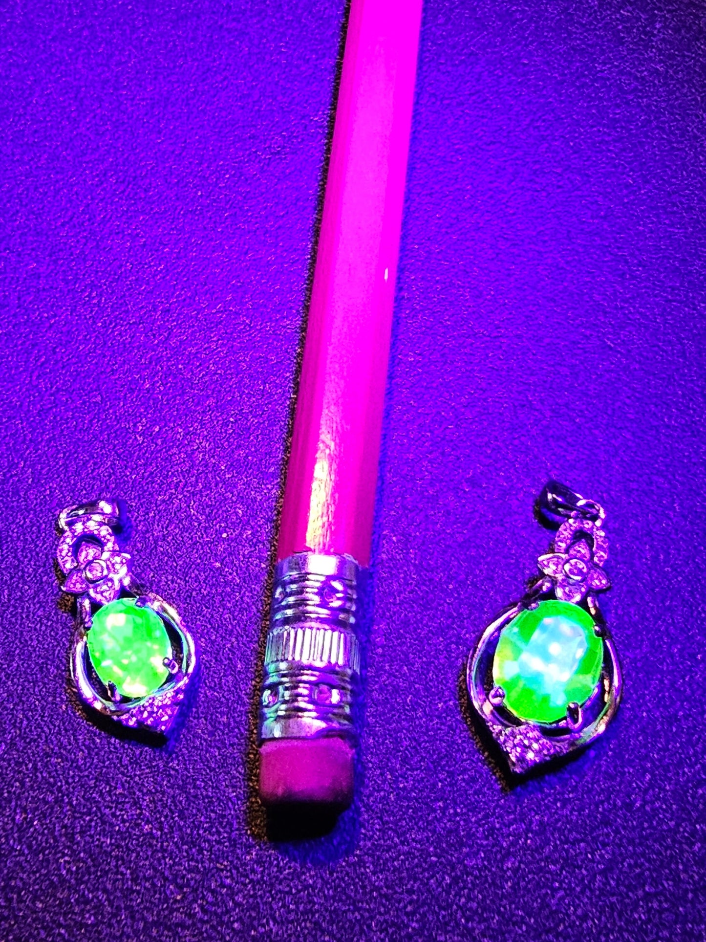 Pendentif en verre d'uranium neuf en argent sterling avec une pierre de verre d'uranium vintage de taille ovale 8x6 ou 10x8 mm brille sous la lumière noire / UV