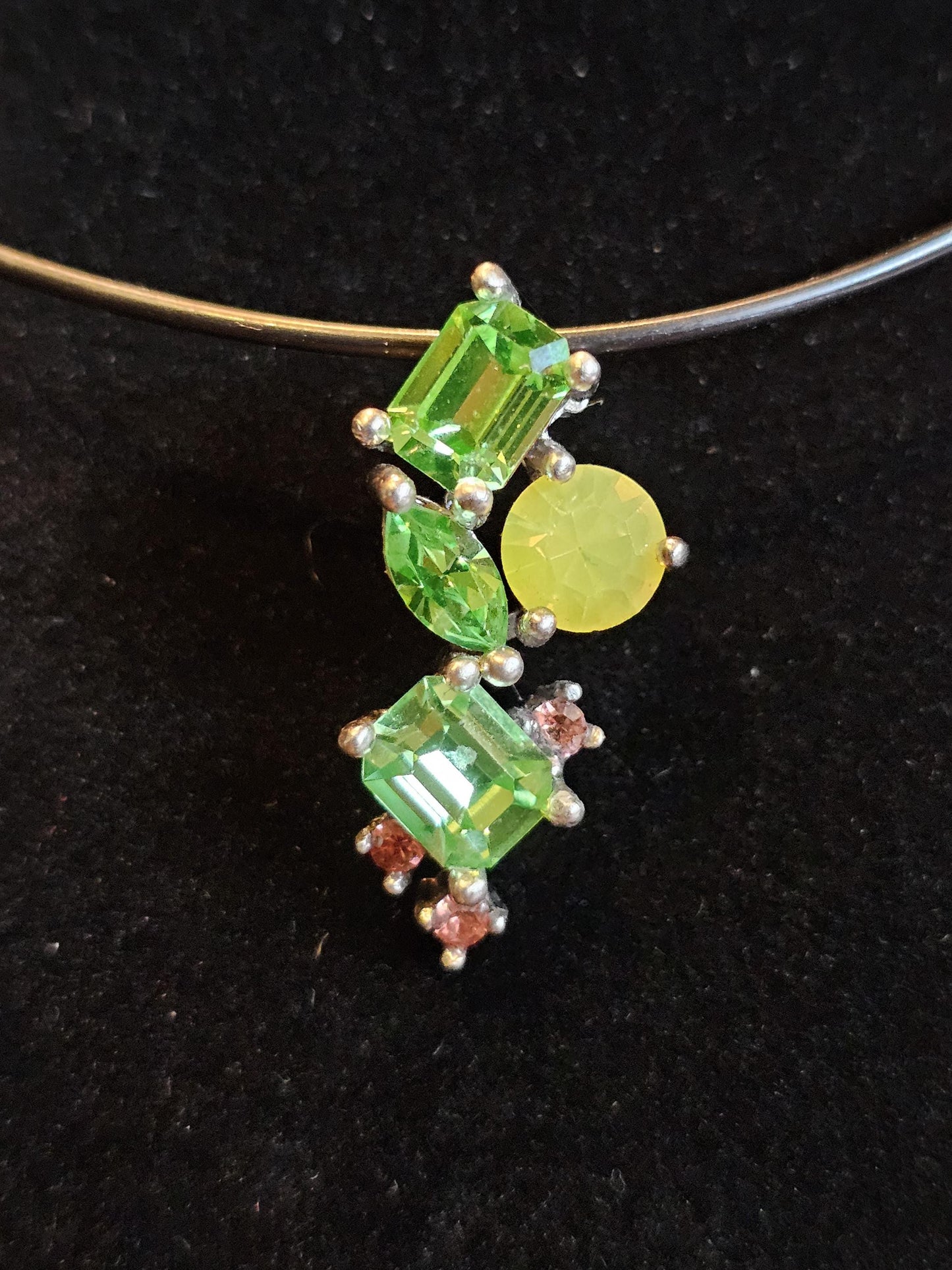 Pendentif en verre d'uranium dans un nouveau design abstrait en argent sterling avec plusieurs pierres de verre d'uranium vintage qui brillent sous la lumière noire / UV