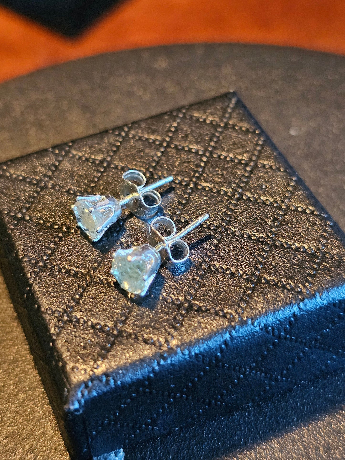 Uranglas-Ohrringe aus neuem Sterlingsilber mit aufgearbeiteten 5 mm rund geschliffenen Uranglassteinen im Vintage-Stil, leuchten unter Schwarz-/UV-Licht