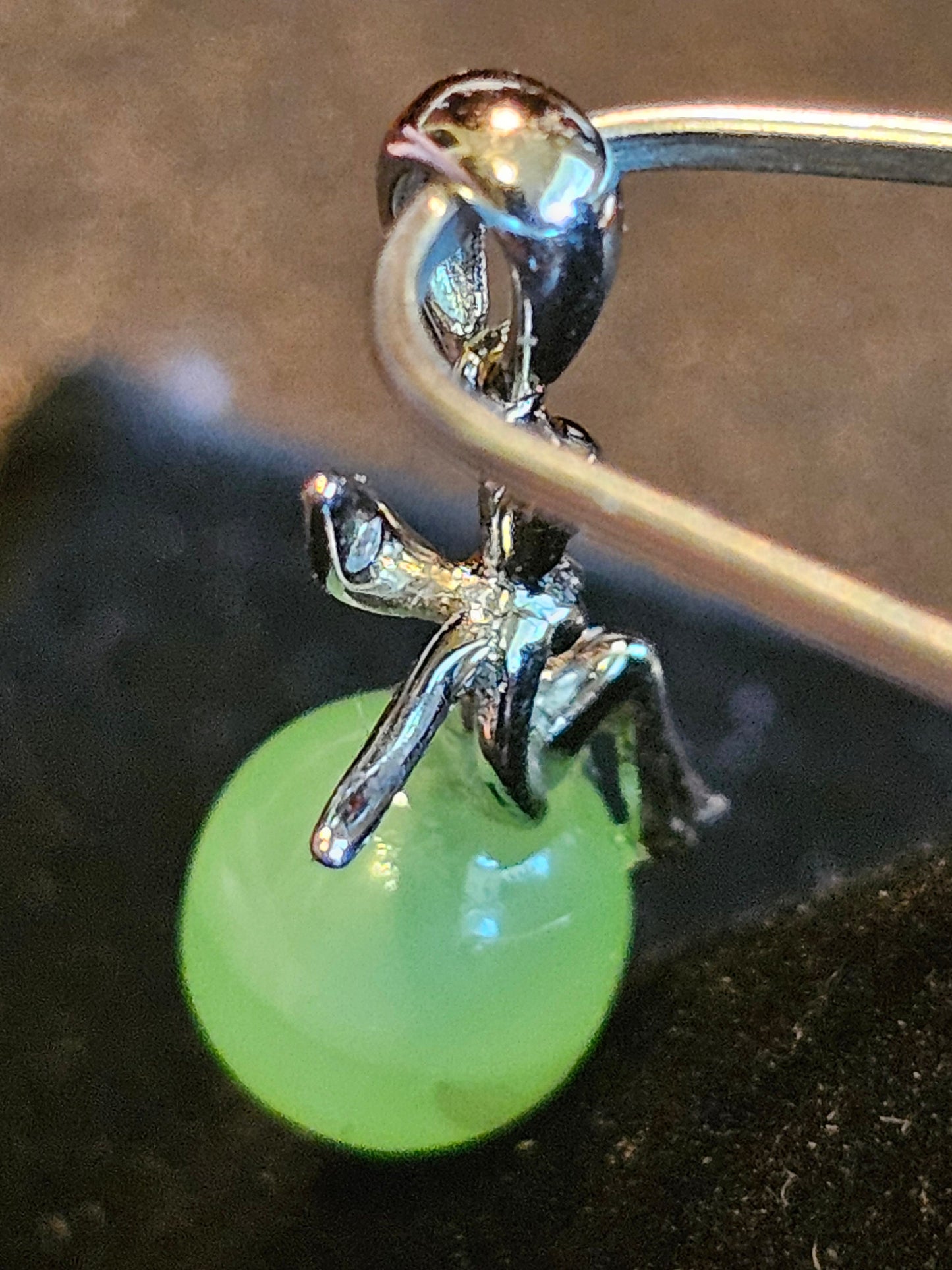 Pendentif en verre d'uranium dans un nouveau design de fée en argent sterling avec une perle vintage de 8 mm en verre d'uranium qui brille sous la lumière noire / UV
