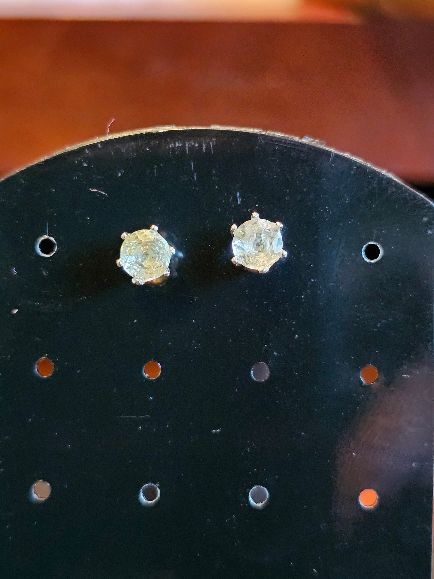 Uranglas-Ohrringe aus neuem Sterlingsilber mit aufgearbeiteten 5 mm rund geschliffenen Uranglassteinen im Vintage-Stil, leuchten unter Schwarz-/UV-Licht