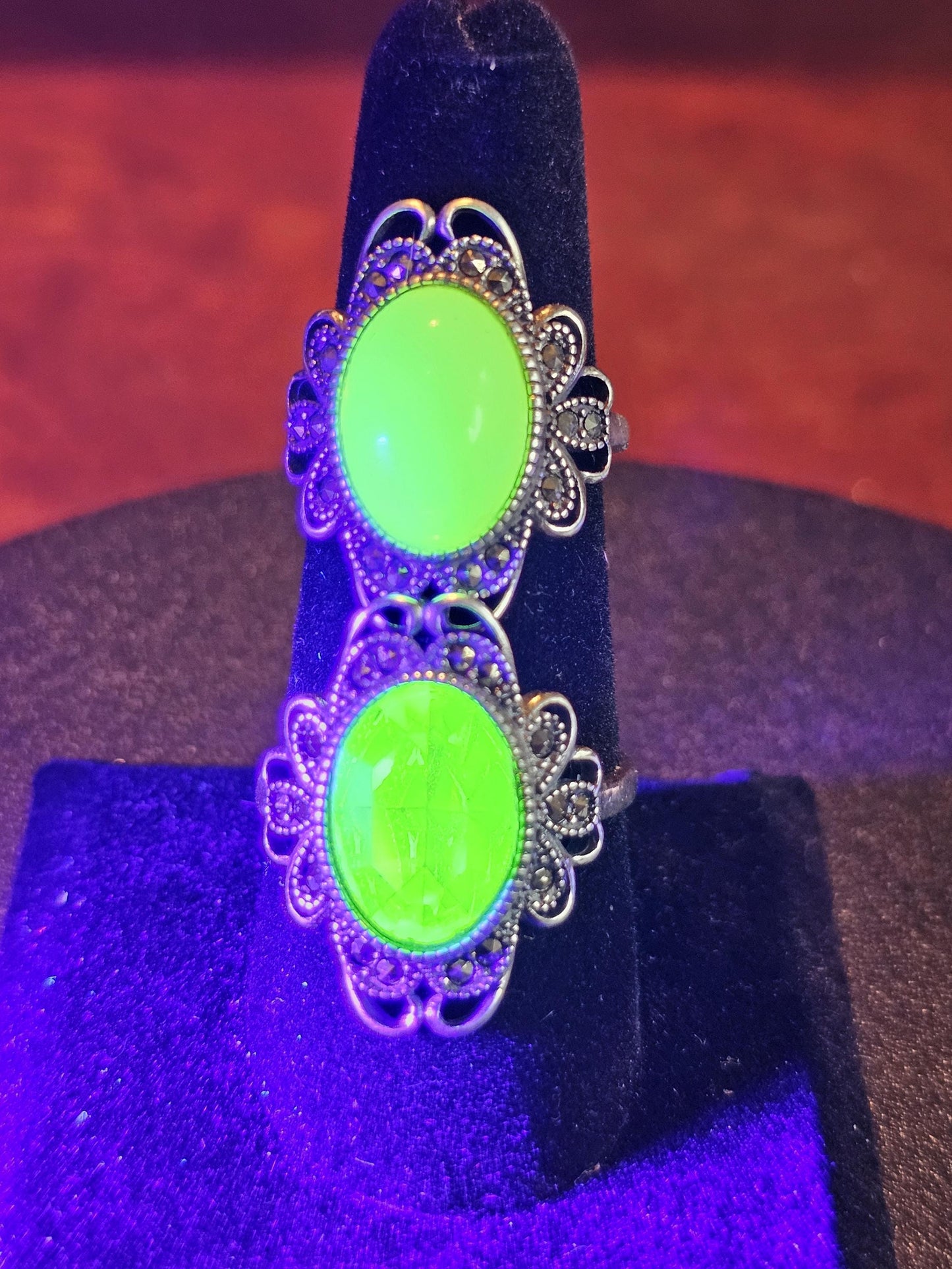Verstellbarer Ring aus Uranglas im neuen Sterlingsilber-Vintage-Stil mit großem ovalen Vintage-Uranglasstein, der unter Schwarzlicht/UV-Licht leuchtet