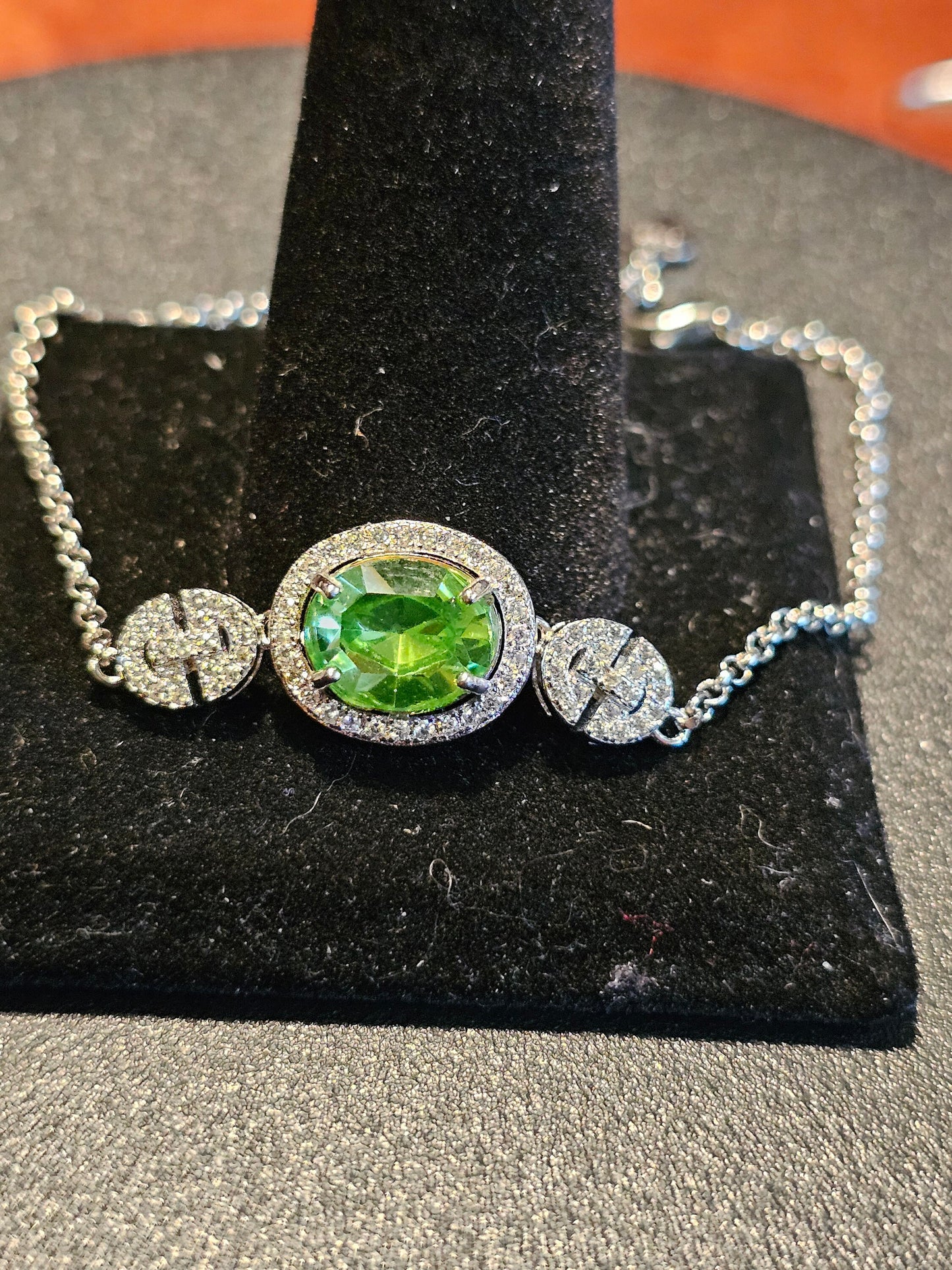 Bracelet en verre d'uranium neuf en argent sterling avec une pierre ovale en verre d'uranium vintage qui brille sous la lumière noire / UV