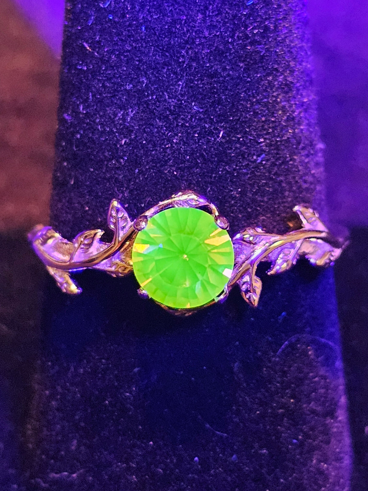 Uranium Glass Round cut Ring READ DESCRIPTION new Silver Plated with vintage Rare pink Uranium glass stone that glows under black / UV light