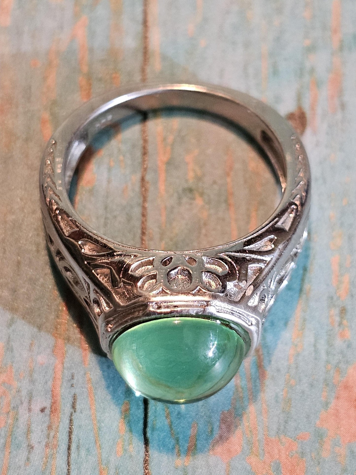 Uranium Glass Ring READ DESCRIPTION Sterling Silver with vintage Cabochon cut Round top Uranium glass stone that glows under black/UV light