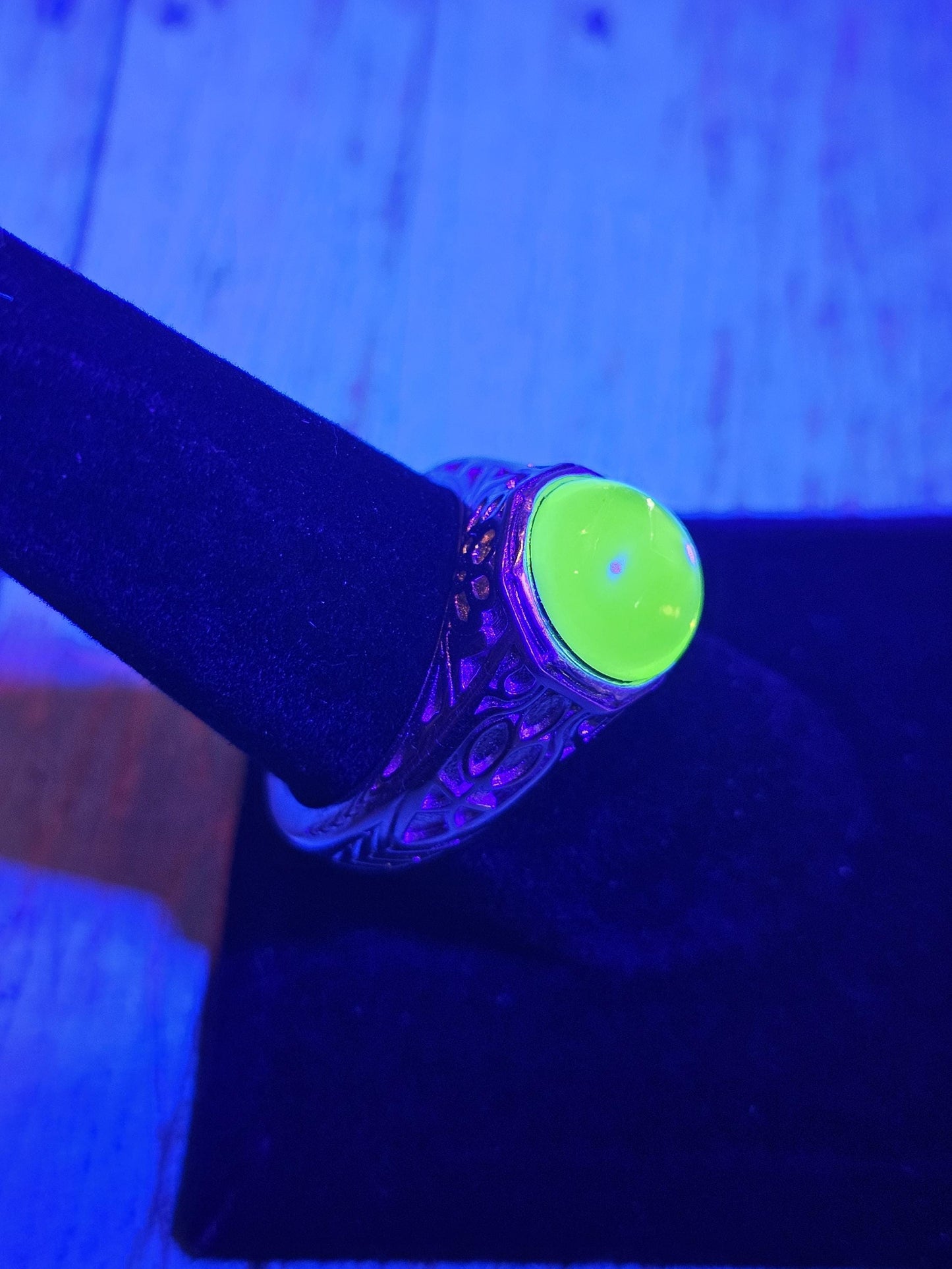 Uranium Glass Ring READ DESCRIPTION Sterling Silver with vintage Cabochon cut Round top Uranium glass stone that glows under black/UV light