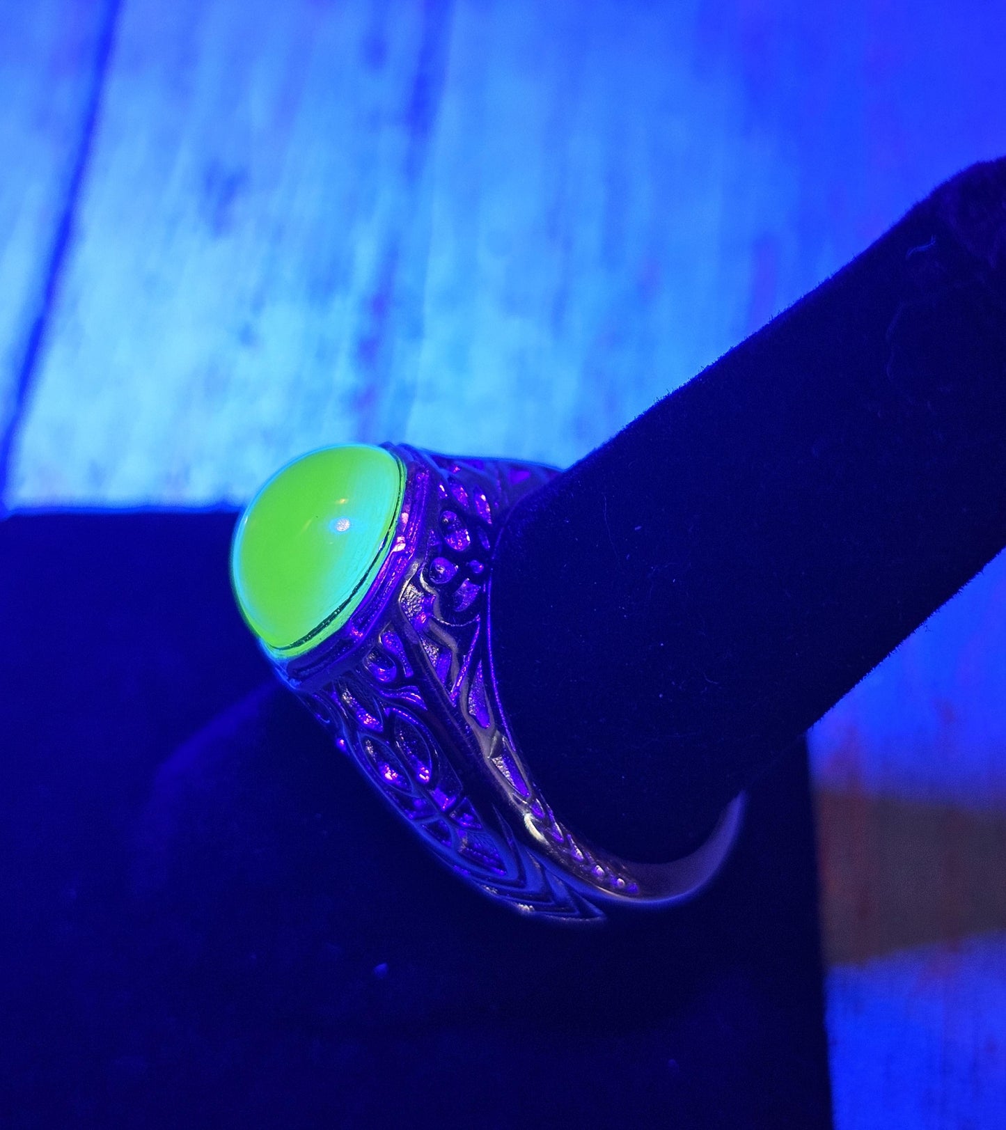 Uranium Glass Ring READ DESCRIPTION Sterling Silver with vintage Cabochon cut Round top Uranium glass stone that glows under black/UV light