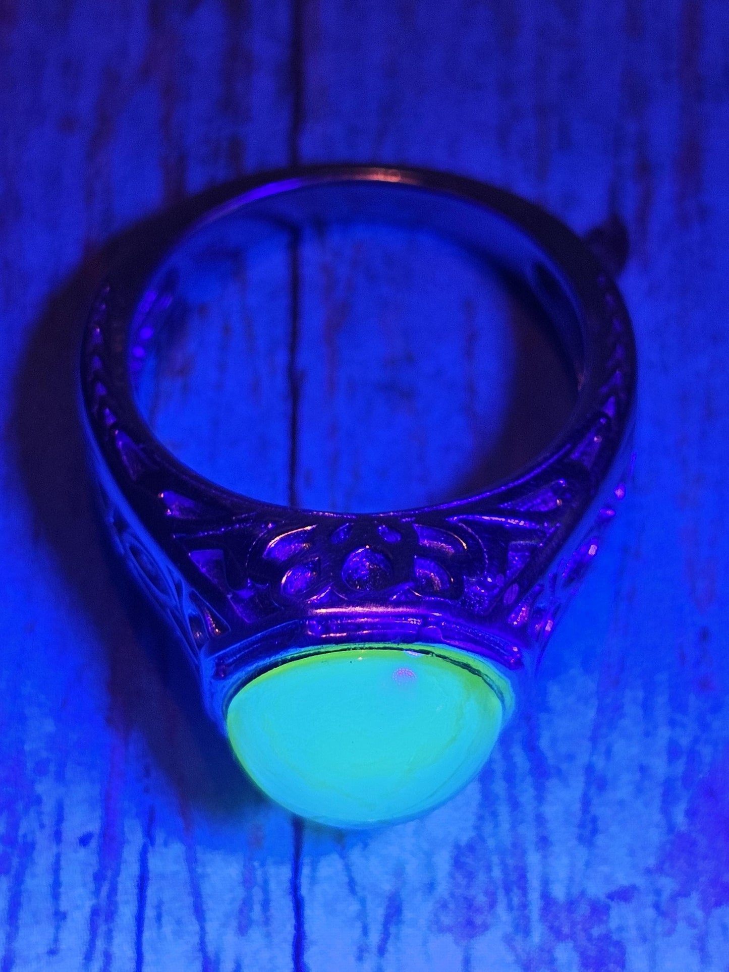 Uranium Glass Ring READ DESCRIPTION Sterling Silver with vintage Cabochon cut Round top Uranium glass stone that glows under black/UV light