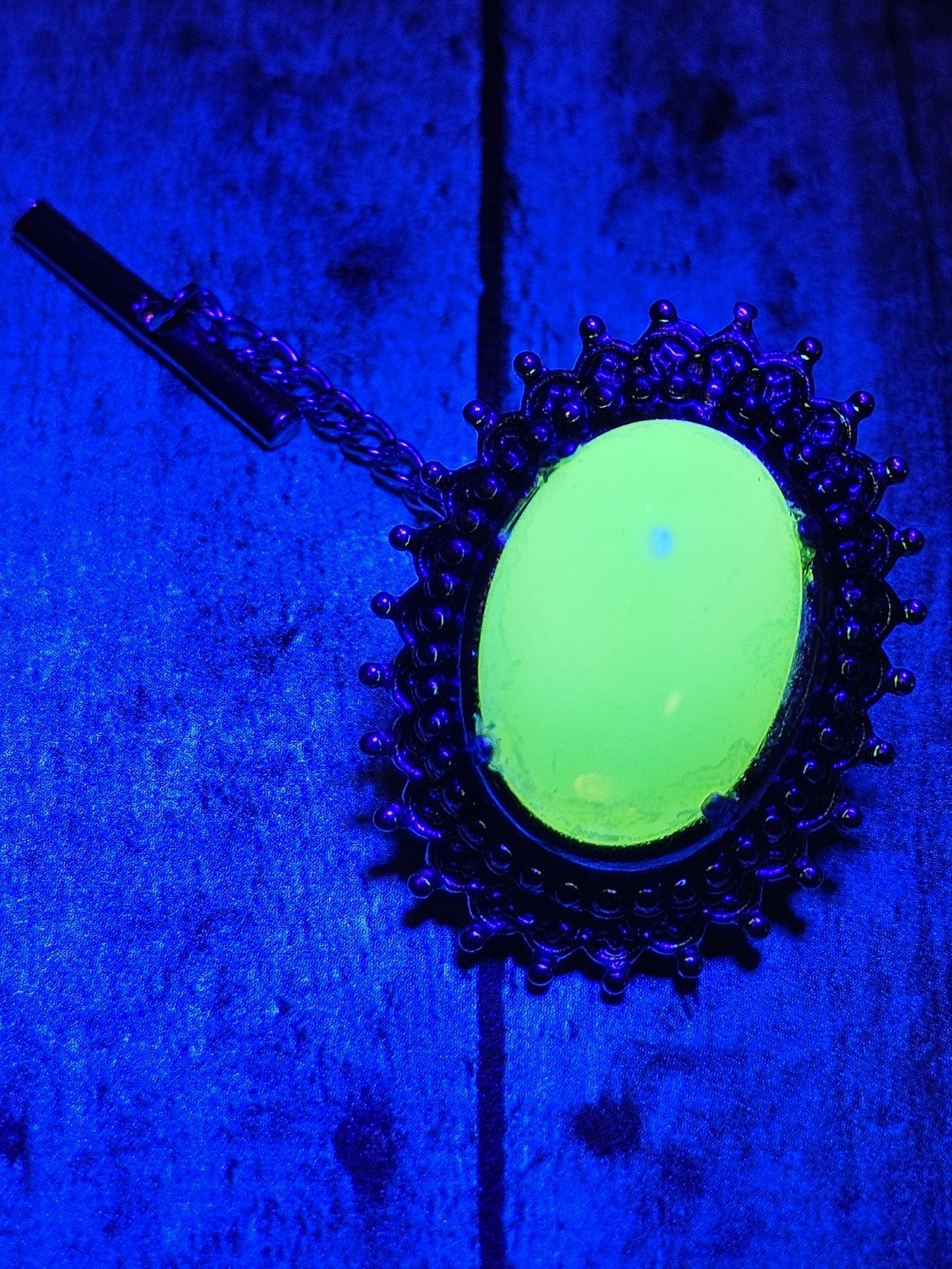 Uranium Glass Tie Tack vintage 1970s with a vintage 18x13 mm Oval cut Uranium Glass stone that glows under black / UV light