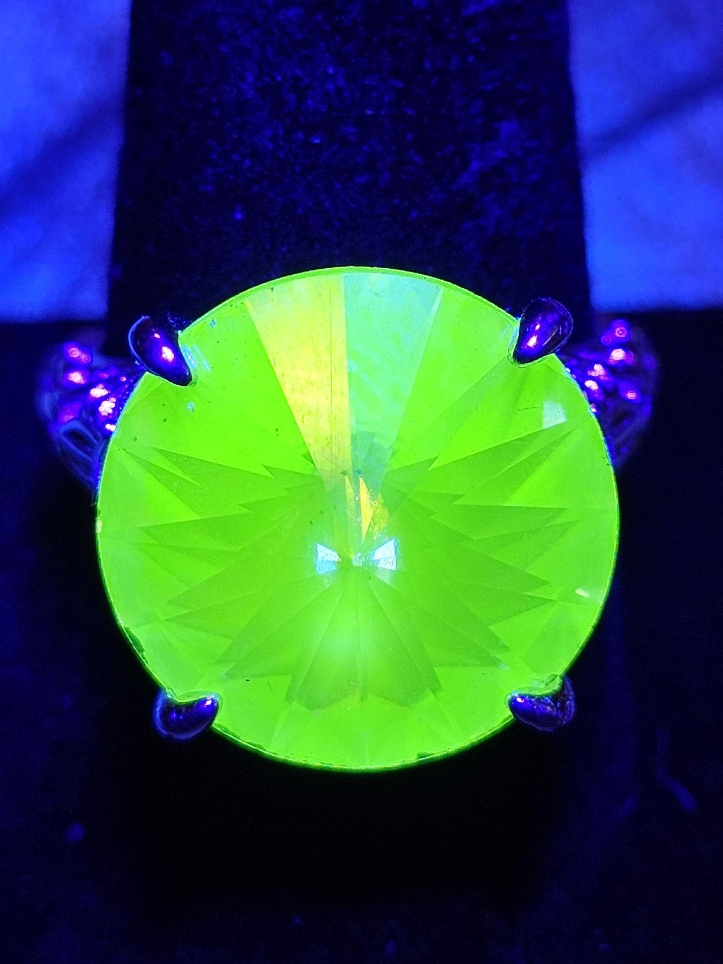Uranium Glass Round cut Ring size 9.5 with a large 18 mm vintage Uranium glass Rivolis style Round cut stone that glows under black/UV light