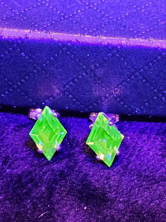 Boucles d'oreilles en verre d'uranium en argent sterling neuf avec pierres en verre d'uranium taille cerf-volant vintage, brille sous la lumière noire/UV