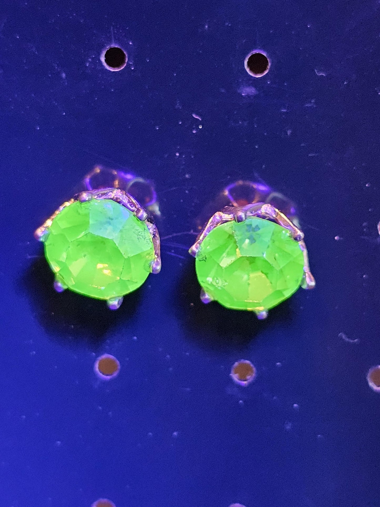 Boucles d'oreilles en verre d'uranium en argent sterling de style Lotus avec pierres en verre d'uranium vintage de 8 mm à taille ronde, qui brillent sous la lumière noire/UV