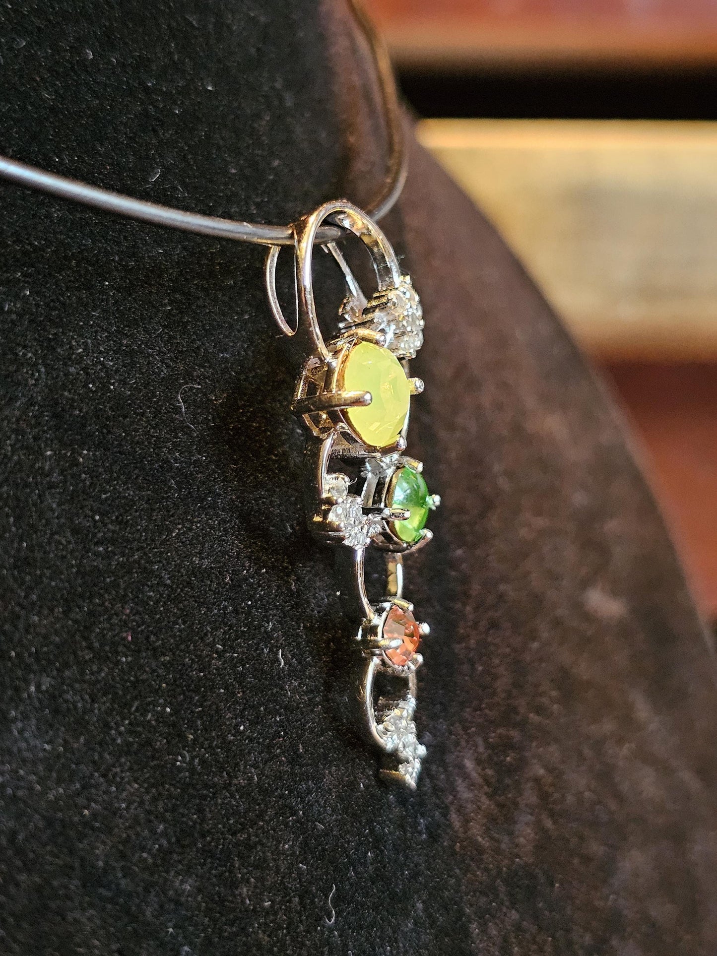 Pendentif en verre d'uranium dans un nouveau design de cercle en argent sterling avec plusieurs pierres de verre d'uranium vintage qui brillent sous la lumière noire / UV