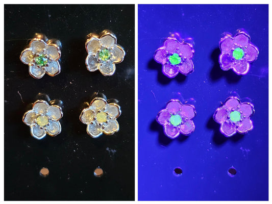 Boucles d'oreilles en verre d'uranium en argent sterling avec un nouveau design de fleur avec des pierres rondes en verre d'uranium jaune vintage de 2 mm qui brillent sous la lumière noire/UV