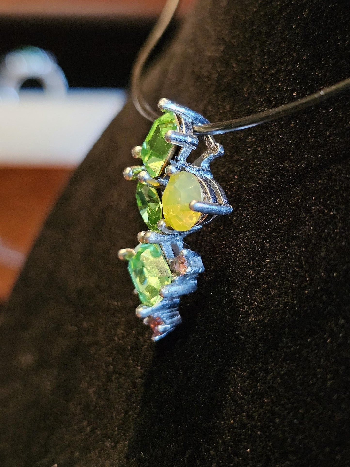 Pendentif en verre d'uranium dans un nouveau design abstrait en argent sterling avec plusieurs pierres de verre d'uranium vintage qui brillent sous la lumière noire / UV