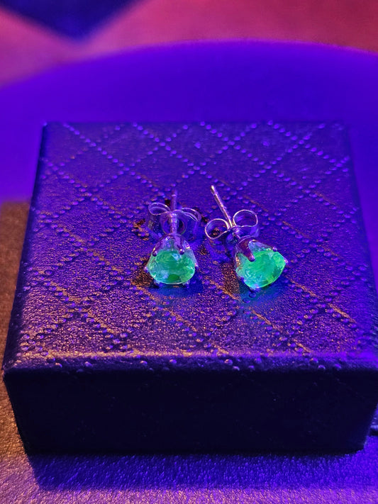 Boucles d'oreilles en verre d'uranium en argent sterling neuf avec pierres en verre d'uranium taille ronde vintage de 5 mm rénovées, brillent sous la lumière noire/UV