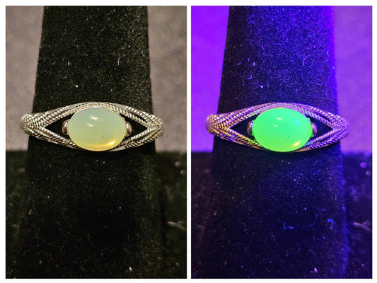 Bague réglable en verre d'uranium, argent sterling neuf avec dessus lisse vintage, pierre ovale en verre d'uranium de couleur opale qui brille sous la lumière noire / UV