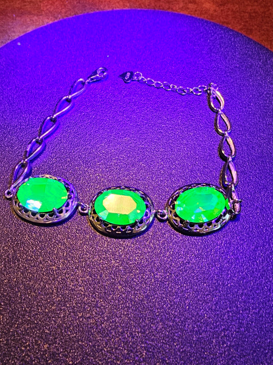 Bracelet en verre d'uranium neuf en argent sterling avec trois pierres ovales en verre d'uranium vintage de 14 x 10 mm qui brillent sous la lumière noire / UV