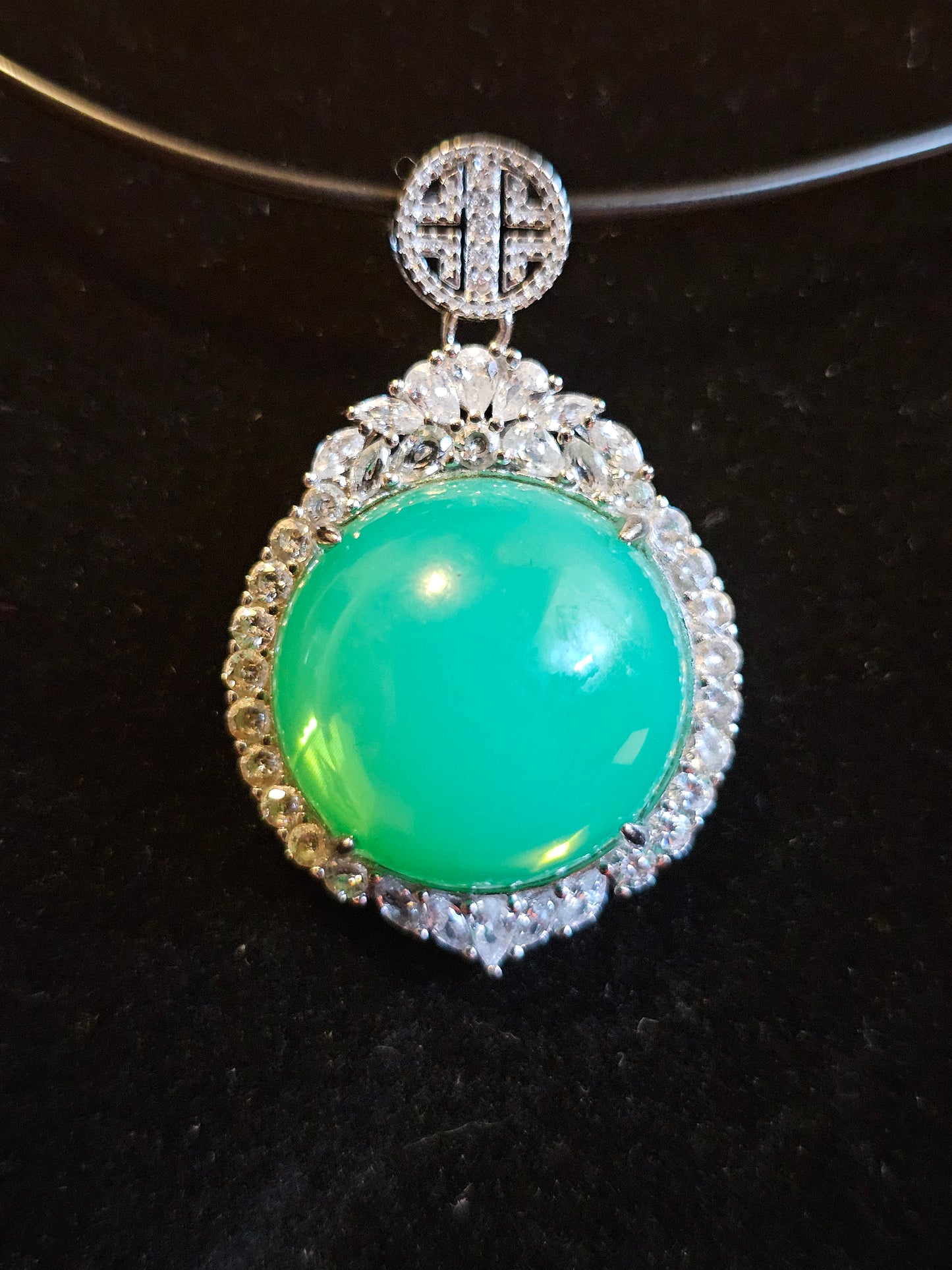 Pendentif en verre d'uranium neuf en argent sterling avec une grande pierre de verre d'uranium vintage de 18 mm à taille ronde cabochon qui brille sous la lumière noire / UV