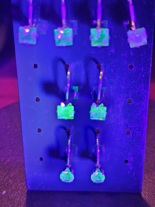 Boucles d'oreilles en verre d'uranium dans un nouveau style à levier en argent sterling avec des pierres de verre d'uranium recyclées vintage, qui brillent sous la lumière noire/UV