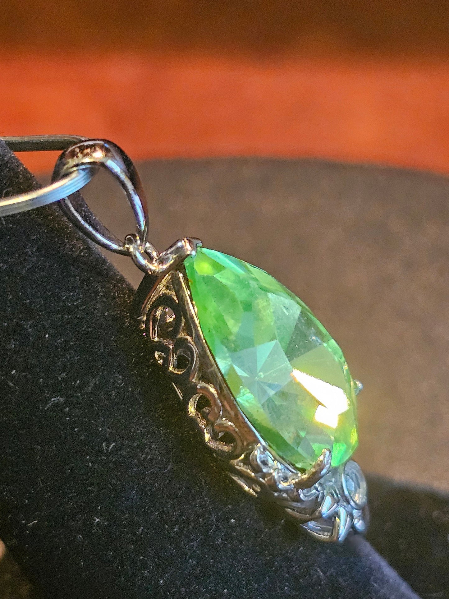 Pendentif en verre d'uranium en argent sterling neuf avec une grande pierre de verre d'uranium vintage taille poire de 18 x 13 mm qui brille sous la lumière noire / UV
