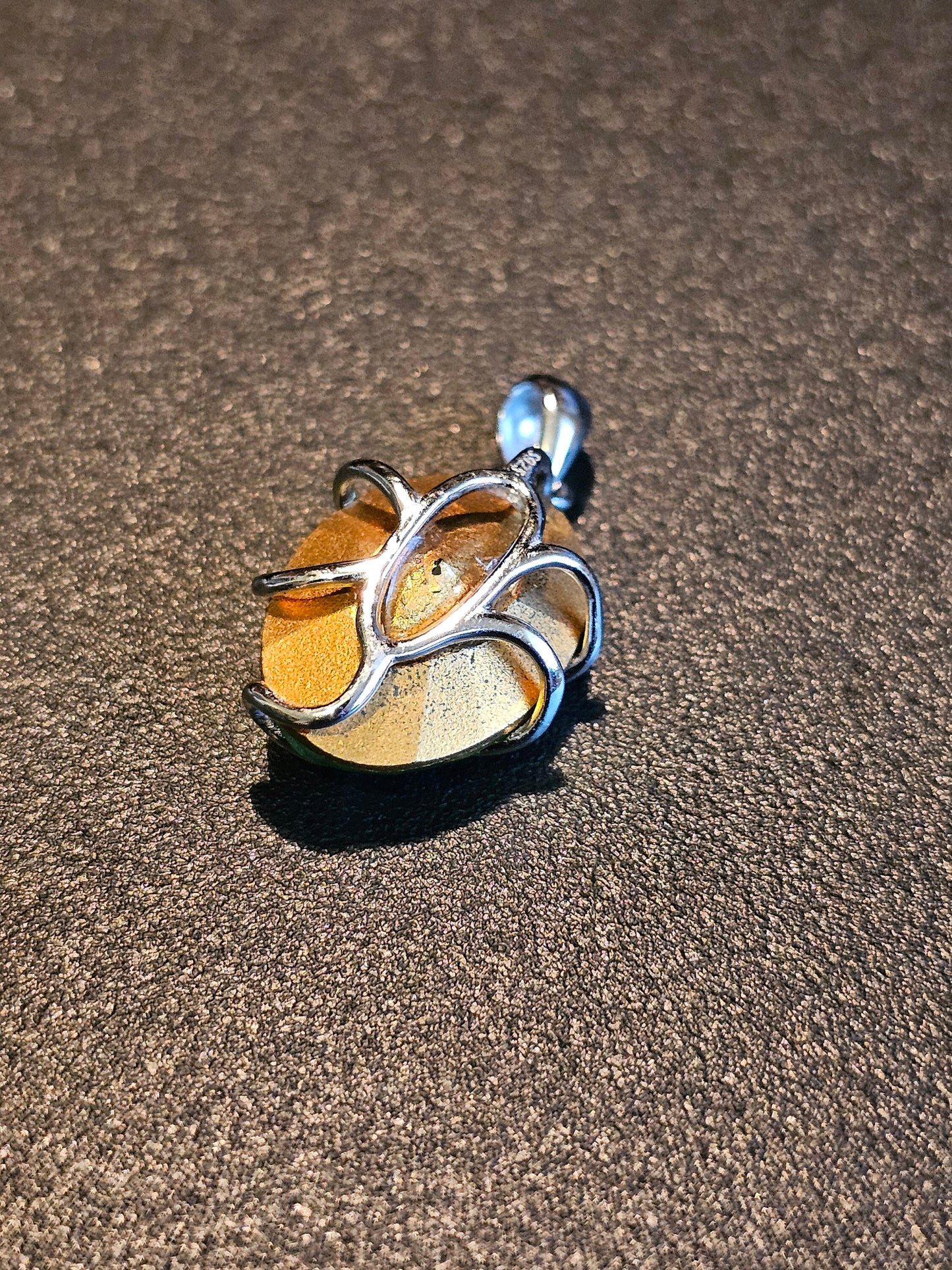 Pendentif en verre d'uranium en argent sterling neuf avec une pierre de verre d'uranium taille ovale vintage de 18 x 13 mm qui brille sous la lumière noire / UV