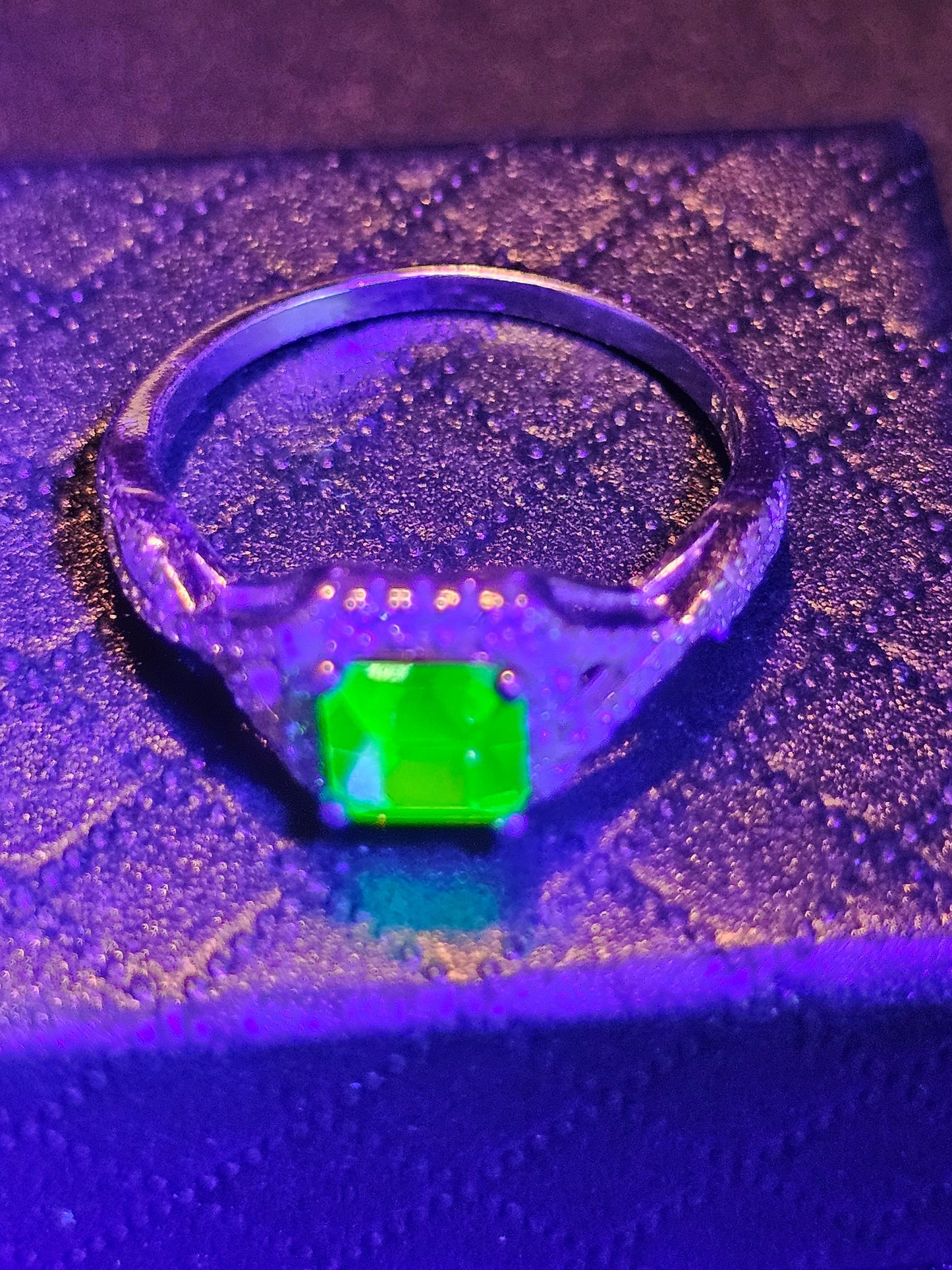 Bague en verre d'uranium taille princesse taille 9,5 en argent sterling neuf avec une pierre de verre d'uranium vintage qui brille sous la lumière noire / UV
