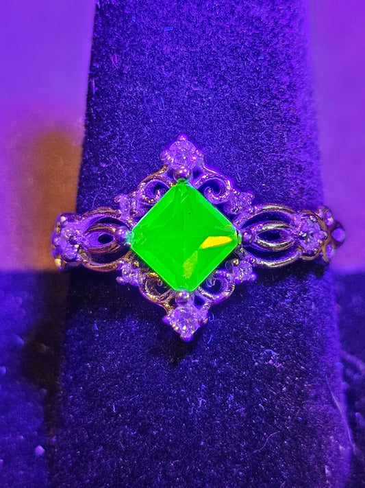 Bague en verre d'uranium taille princesse taille 6 à 10 en argent sterling neuf avec une pierre de verre d'uranium vintage de 6 mm qui brille sous la lumière noire / UV