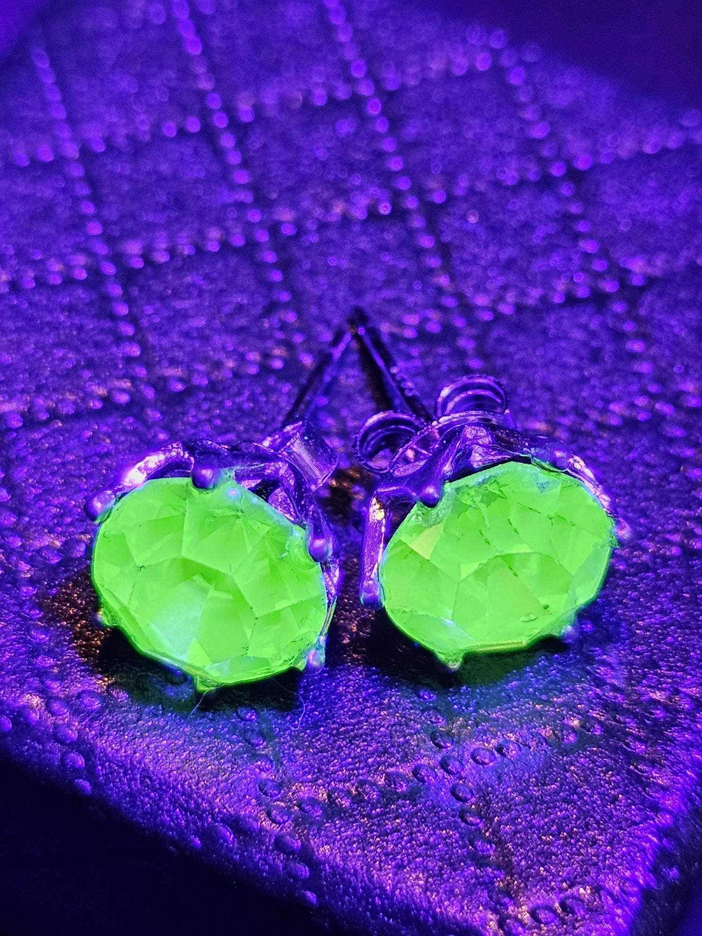 Boucles d'oreilles en verre d'uranium en argent sterling de style Lotus avec pierres en verre d'uranium vintage de 8 mm à taille ronde, qui brillent sous la lumière noire/UV