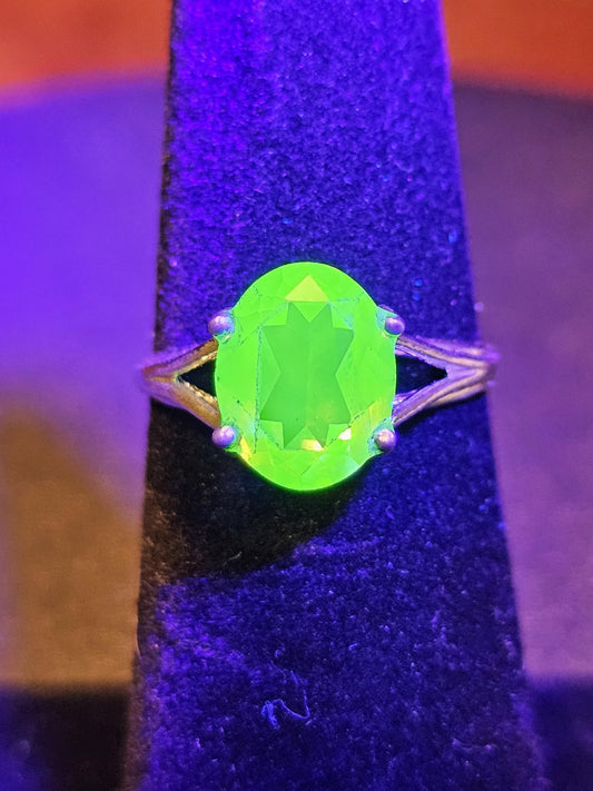 Bague en verre d'uranium taille ovale taille 5,5 à tige fendue en argent sterling neuf avec une pierre en verre d'uranium de 10 x 8 mm qui brille sous la lumière noire / UV