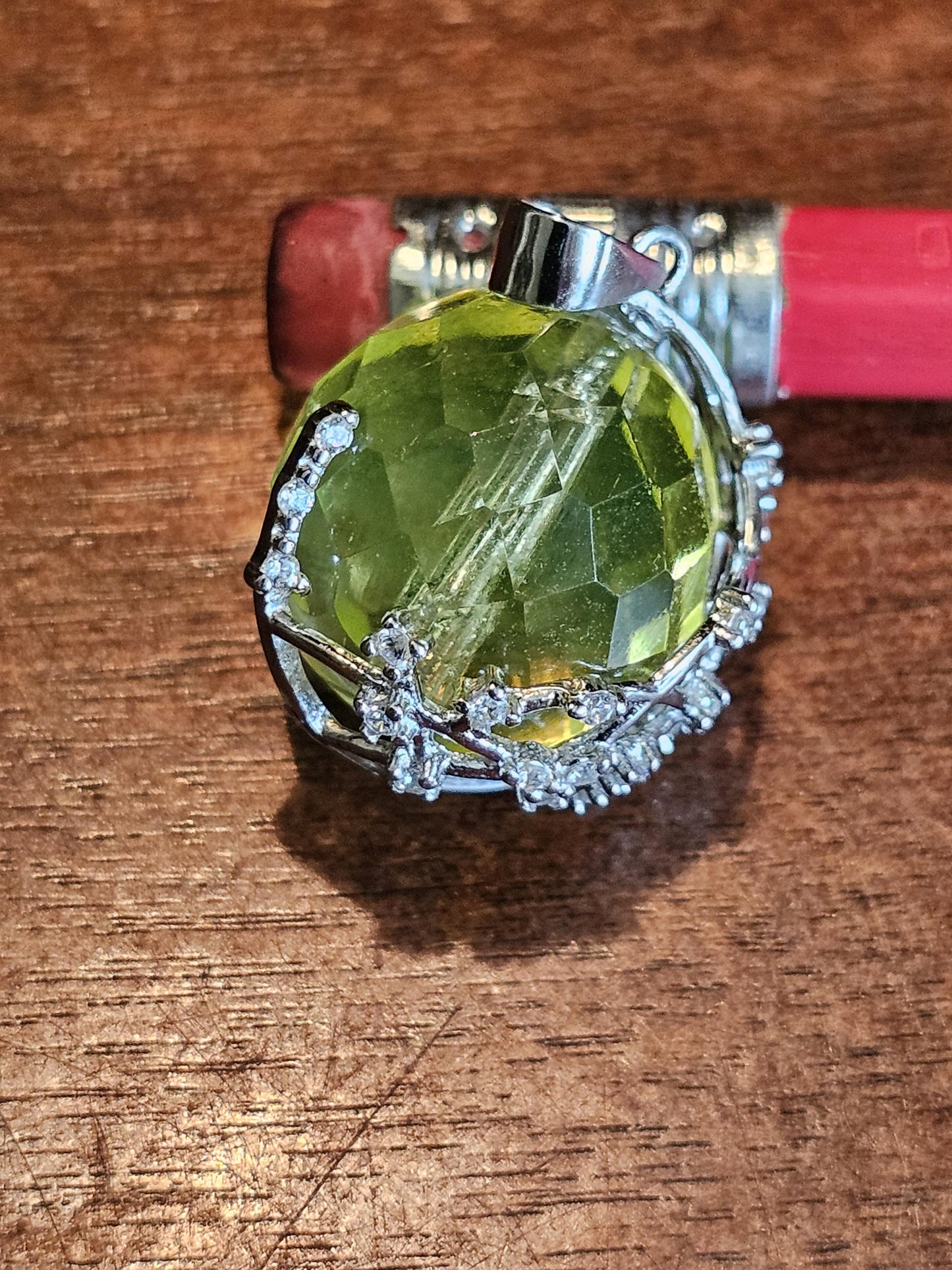 Pendentif en verre d'uranium en argent sterling neuf avec une énorme perle ronde en verre d'uranium tchécoslovaque de 16 mm qui brille sous la lumière noire / UV