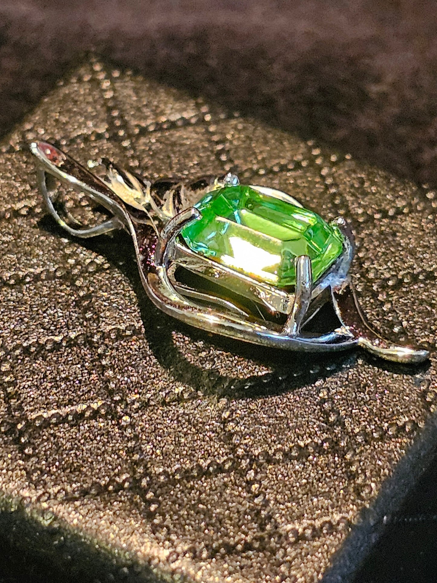 Pendentif en verre d'uranium en argent sterling neuf avec une pierre de verre d'uranium taille émeraude vintage qui brille sous la lumière noire / UV