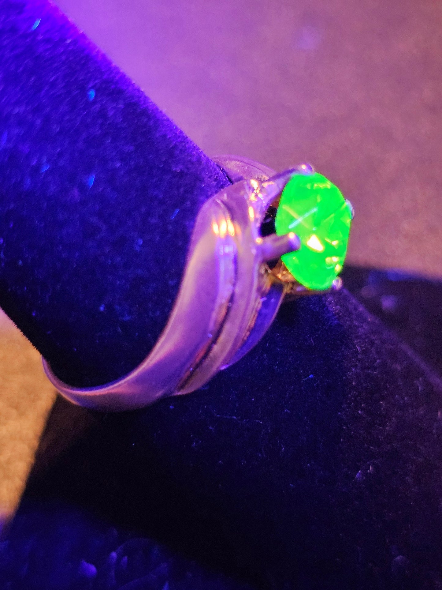Uranglas-Ring im Ovalschliff, Größe 7,5, neues Sterlingsilber mit einem Vintage-Uranglasstein, der unter Schwarzlicht/UV-Licht leuchtet
