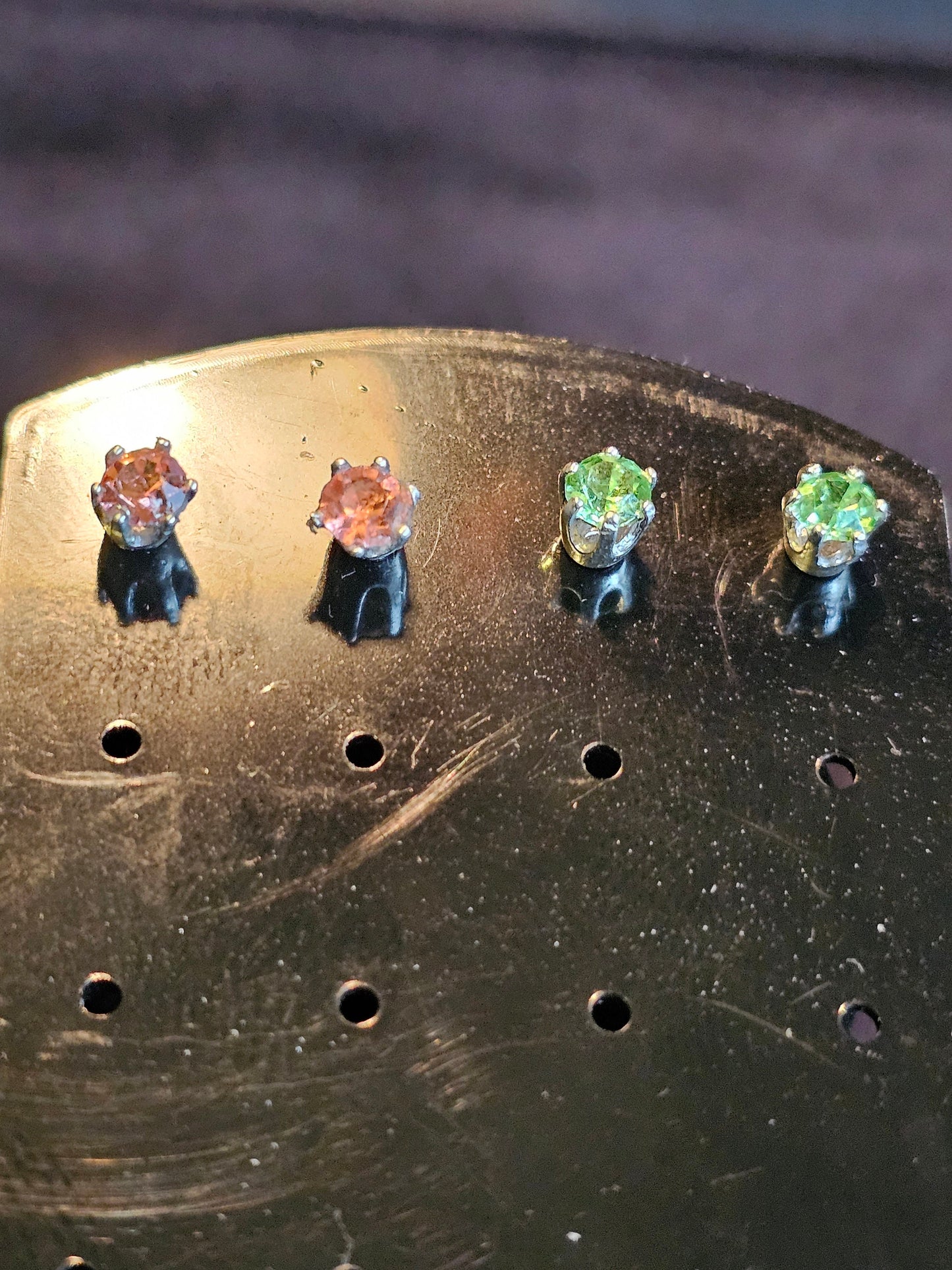 Boucles d'oreilles en verre d'uranium en argent sterling neuf avec des pierres en verre d'uranium vintage vert jaune ou rose rares, brillent sous la lumière noire/UV