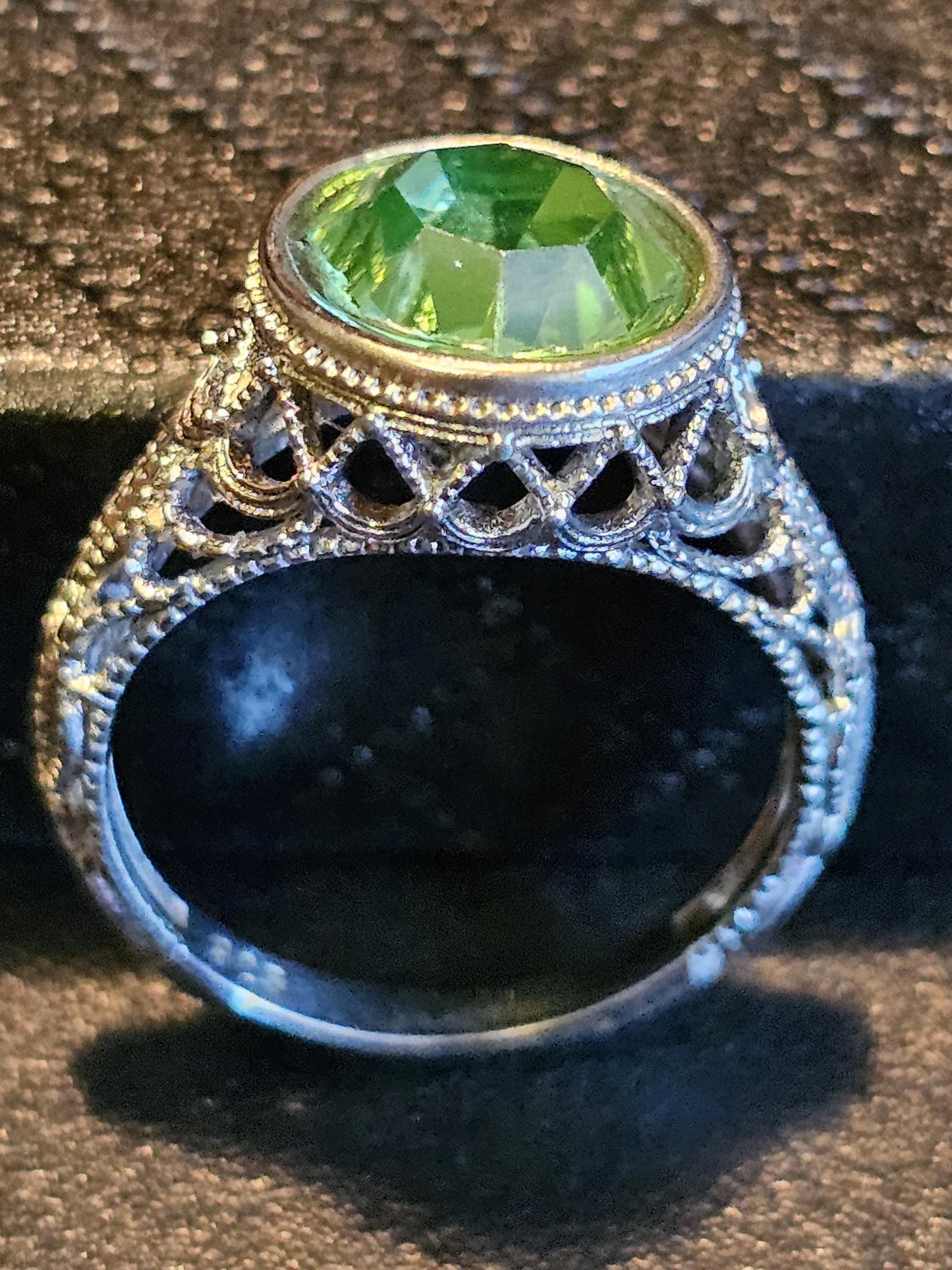 Bague en verre d'uranium taille ronde taille 6,5 style filigrane en argent sterling neuf avec pierre de verre d'uranium de 9 mm qui brille sous la lumière noire / UV