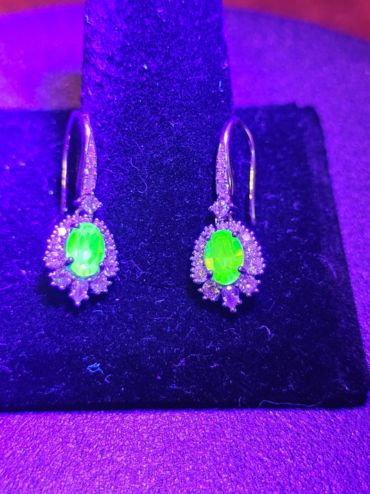 Boucles d'oreilles en verre d'uranium en argent sterling neuf avec pierres en verre d'uranium taille ovale vintage qui brillent sous la lumière noire/UV