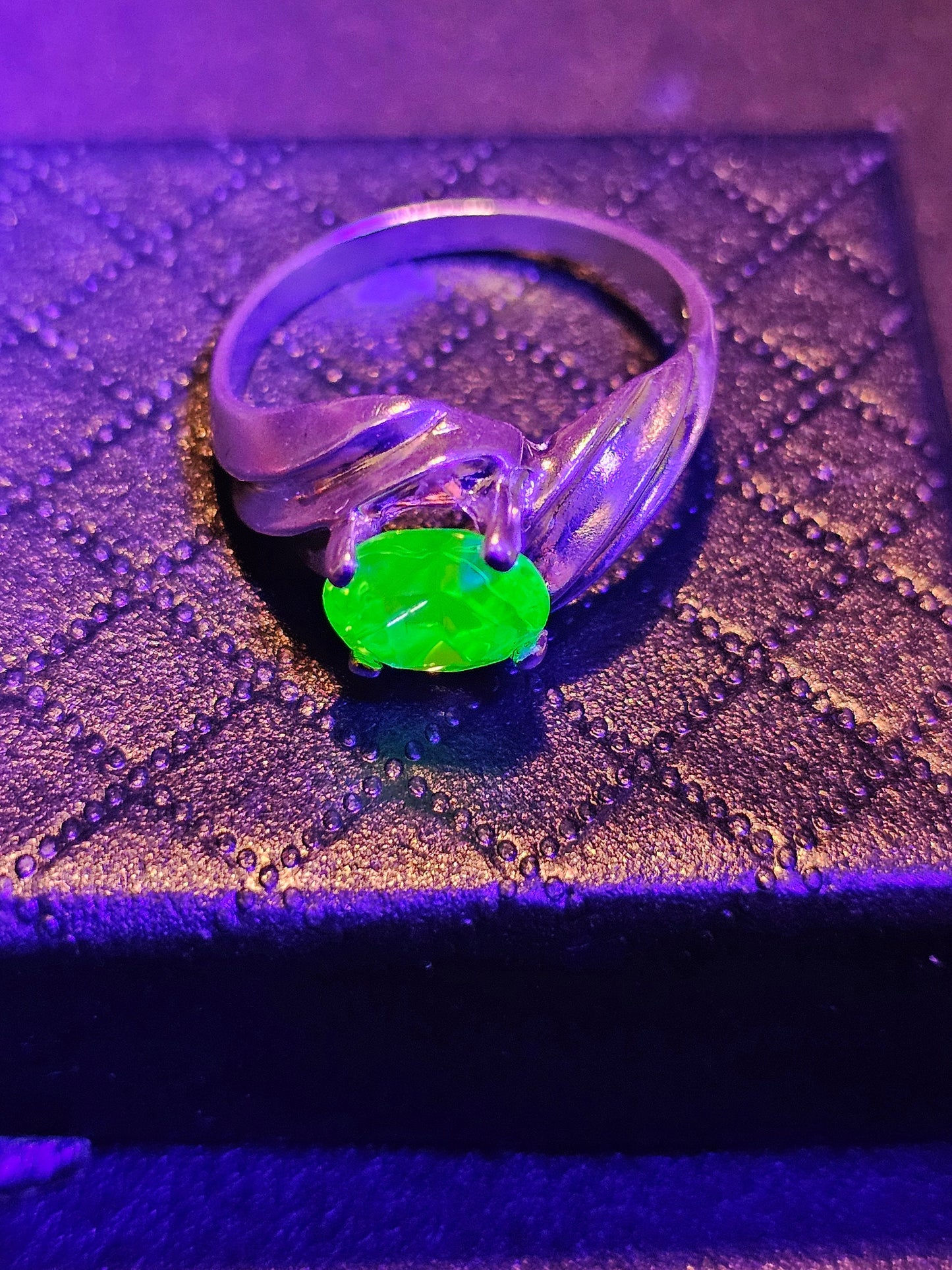 Uranglas-Ring im Ovalschliff, Größe 7,5, neues Sterlingsilber mit einem Vintage-Uranglasstein, der unter Schwarzlicht/UV-Licht leuchtet