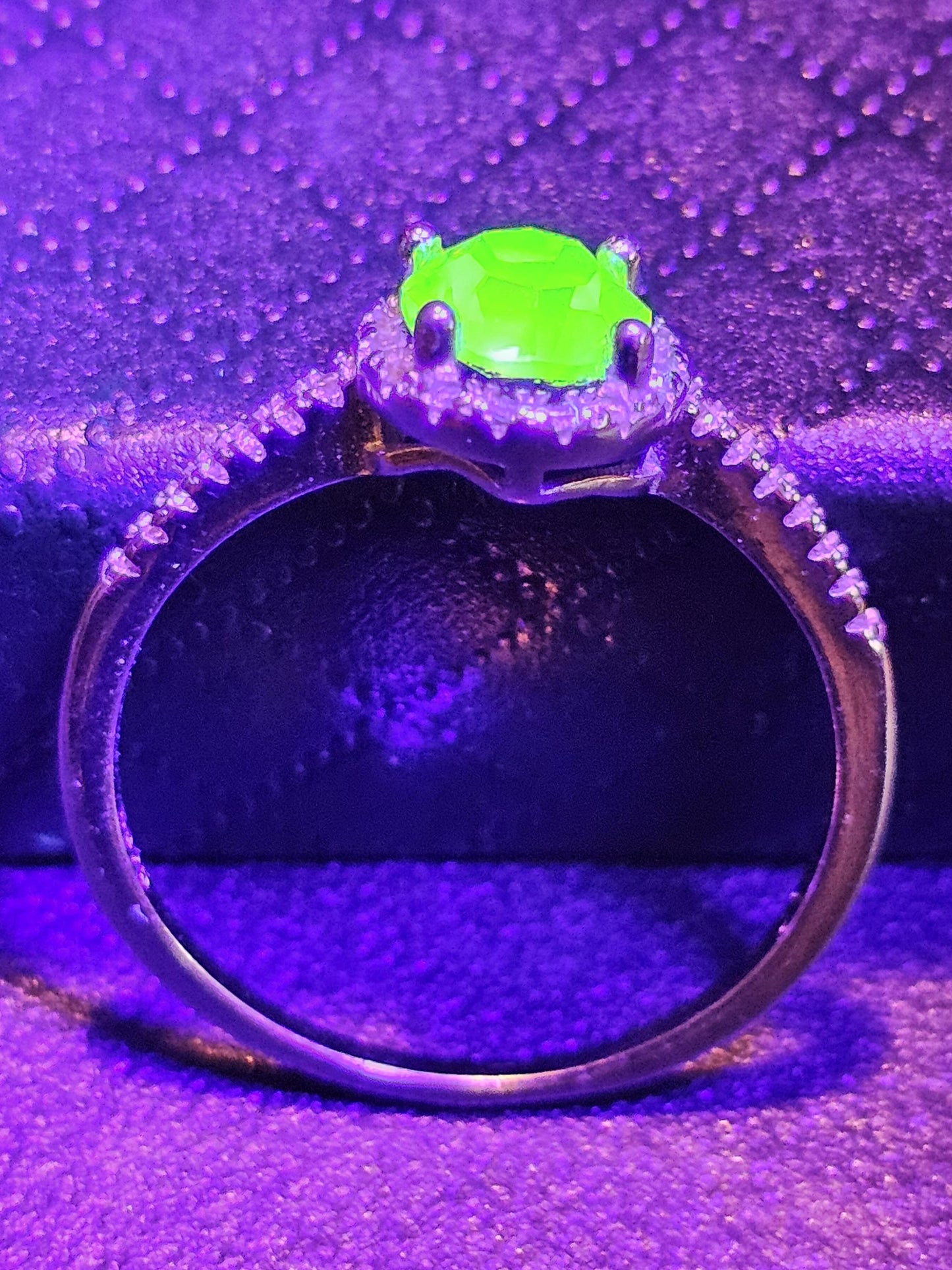 Bague en verre d'uranium taille ronde taille 5 à 10 LIRE LA DESCRIPTION nouvelle pierre de verre d'uranium vintage en argent sterling qui brille sous la lumière noire / UV
