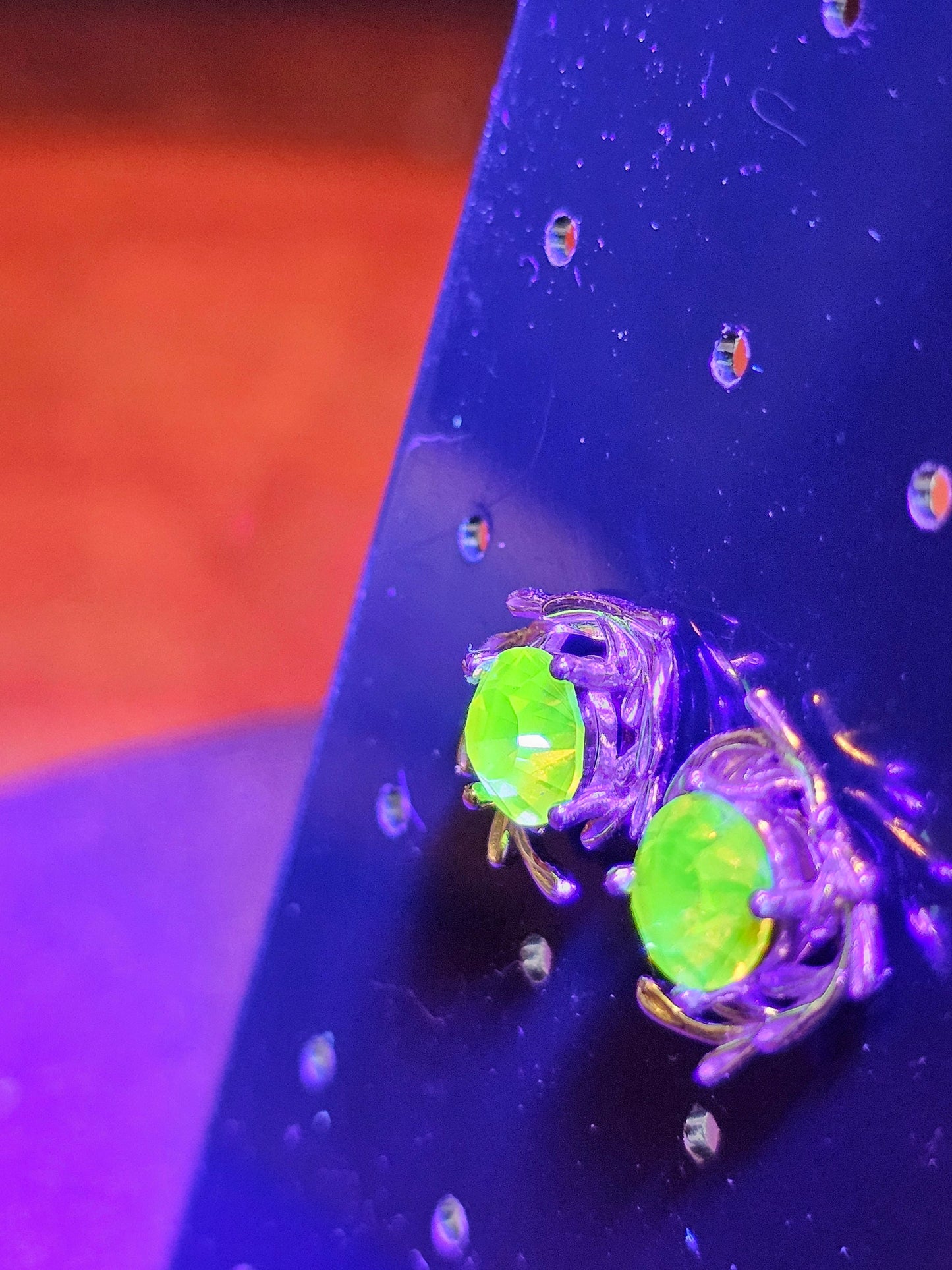 Boucles d'oreilles en verre d'uranium en argent sterling neuf avec pierres de verre d'uranium rose rares de taille ronde vintage de 6 mm qui brillent sous la lumière noire/UV