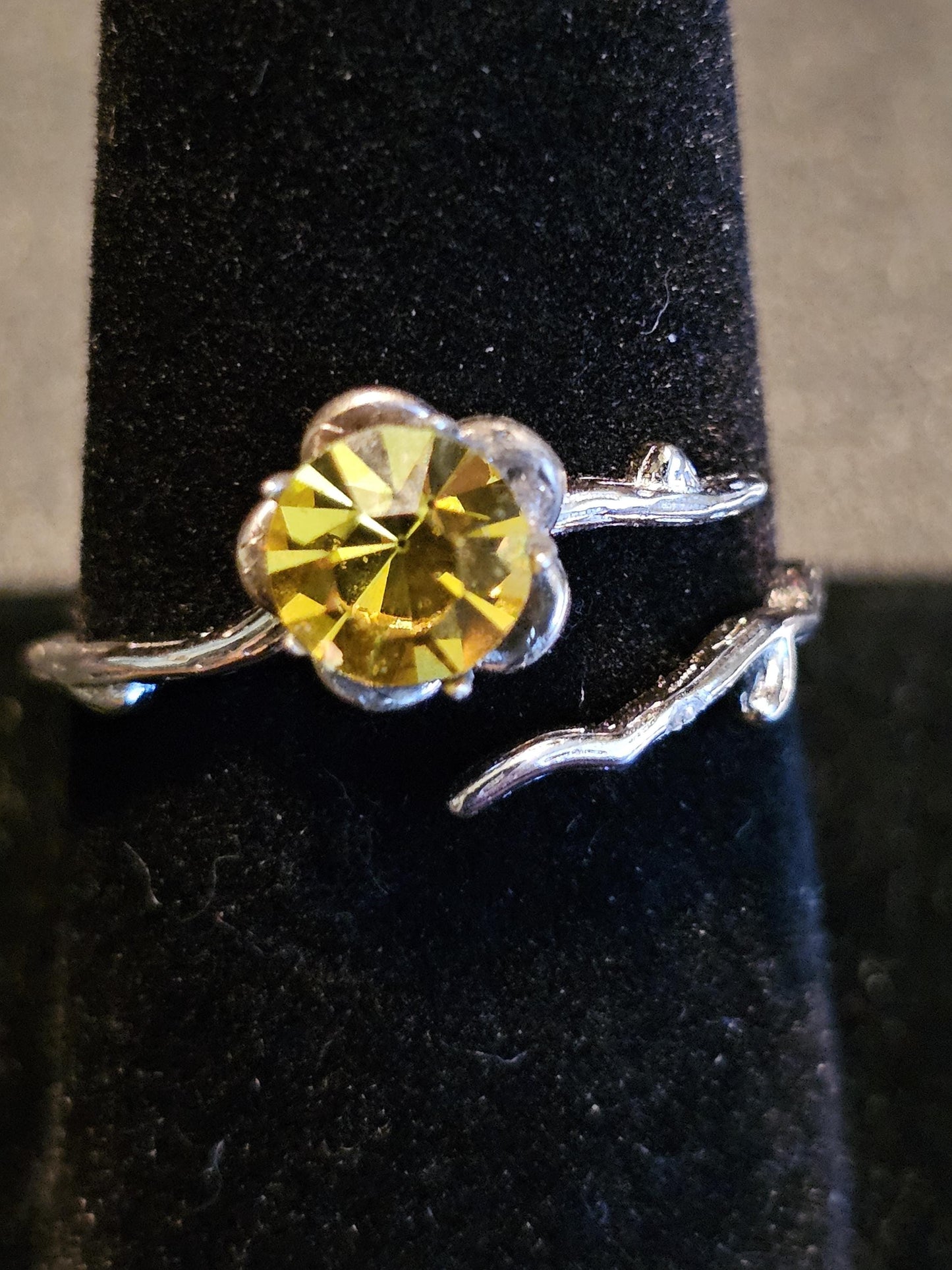Bague en argent sterling ajustable en verre de cadmium de taille ronde avec pierre de verre de cadmium vintage de 6 mm qui brille sous la lumière noire / UV