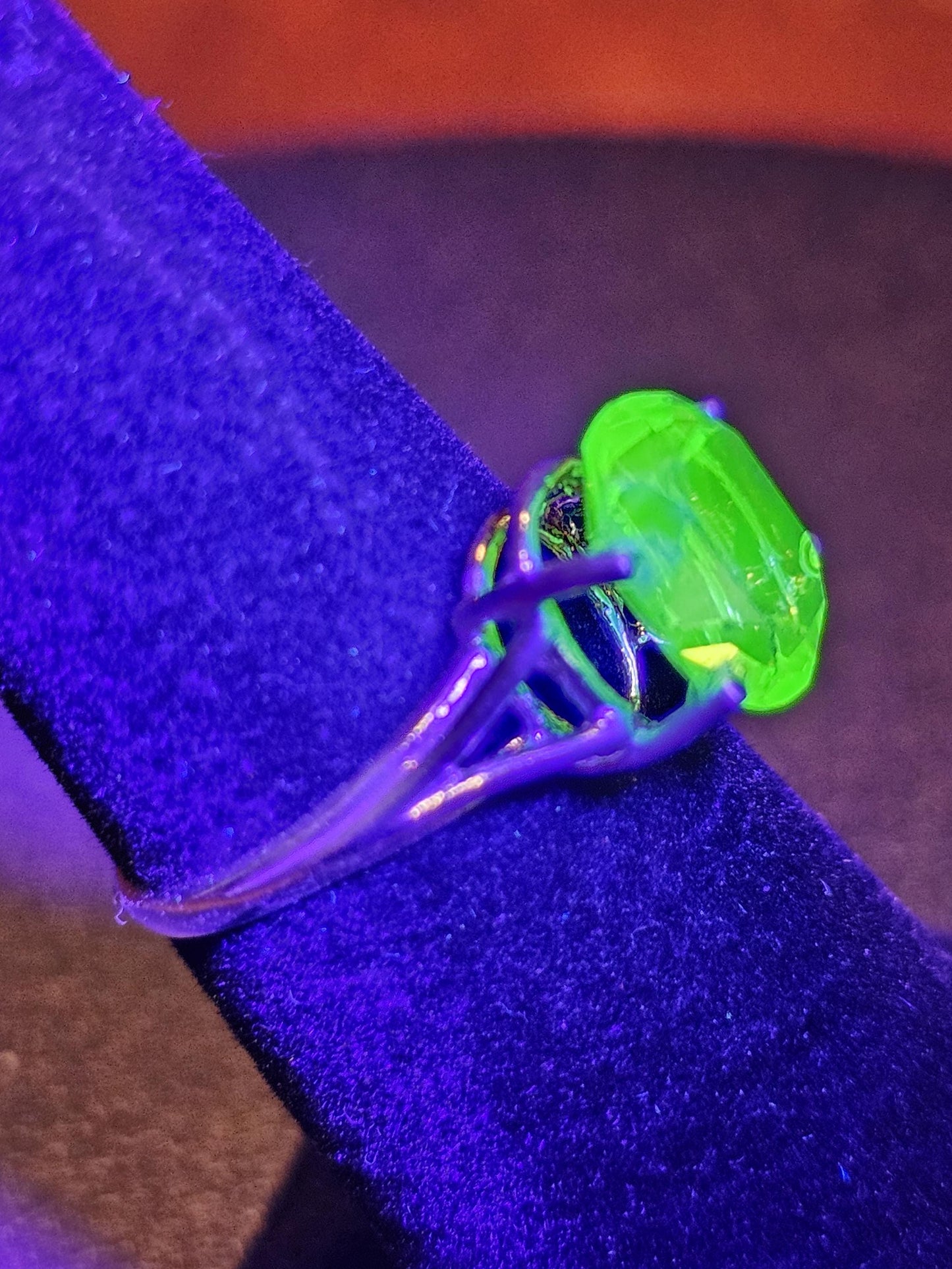 Bague en verre d'uranium taille ovale taille 5,5 à tige fendue en argent sterling neuf avec une pierre en verre d'uranium de 10 x 8 mm qui brille sous la lumière noire / UV