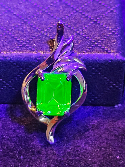 Pendentif en verre d'uranium en argent sterling neuf avec une pierre de verre d'uranium taille émeraude vintage qui brille sous la lumière noire / UV