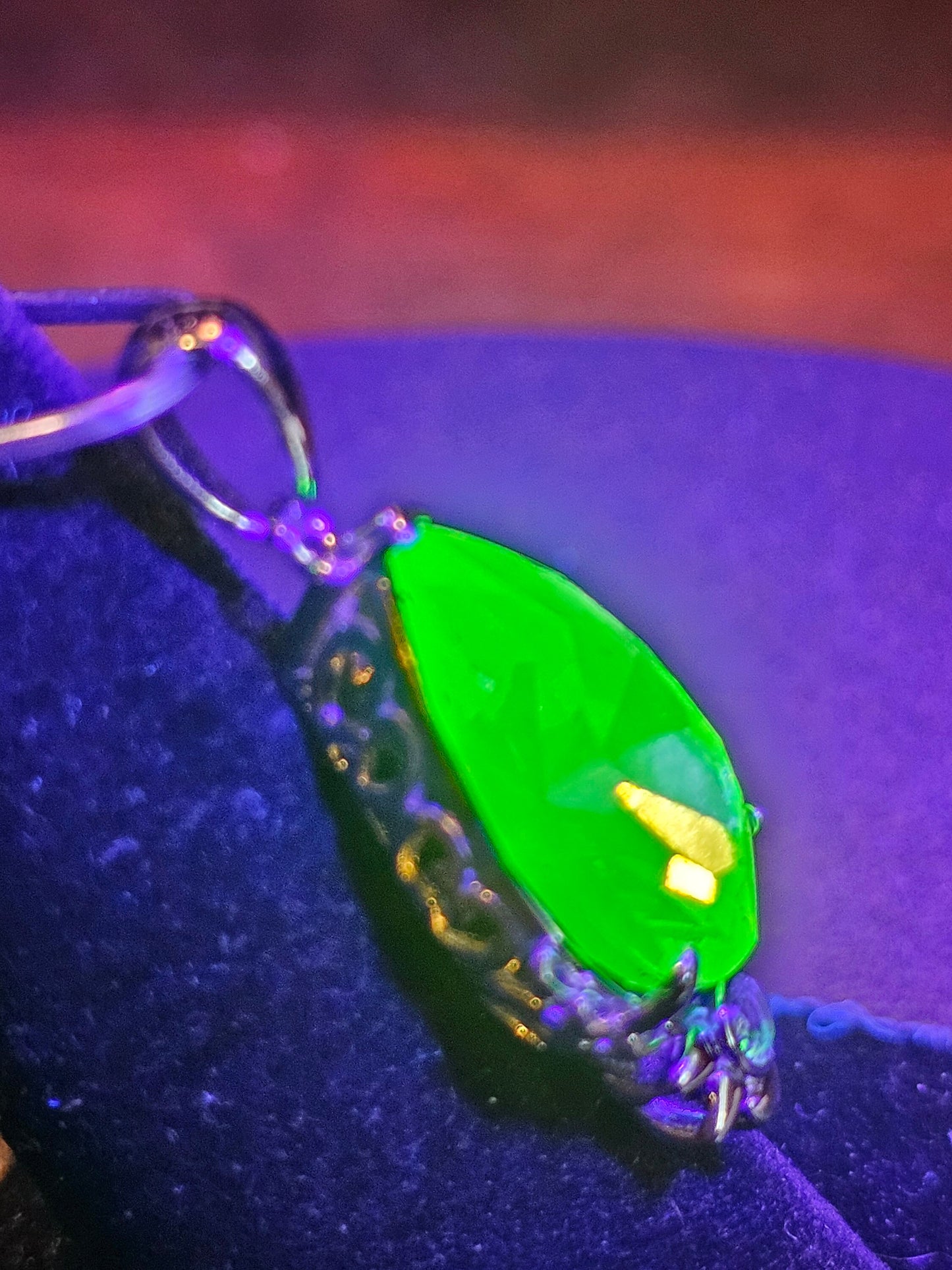 Pendentif en verre d'uranium en argent sterling neuf avec une grande pierre de verre d'uranium vintage taille poire de 18 x 13 mm qui brille sous la lumière noire / UV