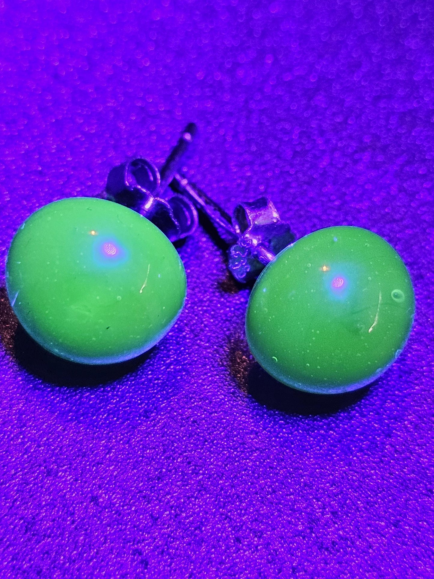 Boucles d'oreilles en verre d'uranium en argent sterling neuf avec pierres en verre d'uranium vert foncé vintage de 9 mm à taille ronde, qui brillent sous la lumière noire/UV