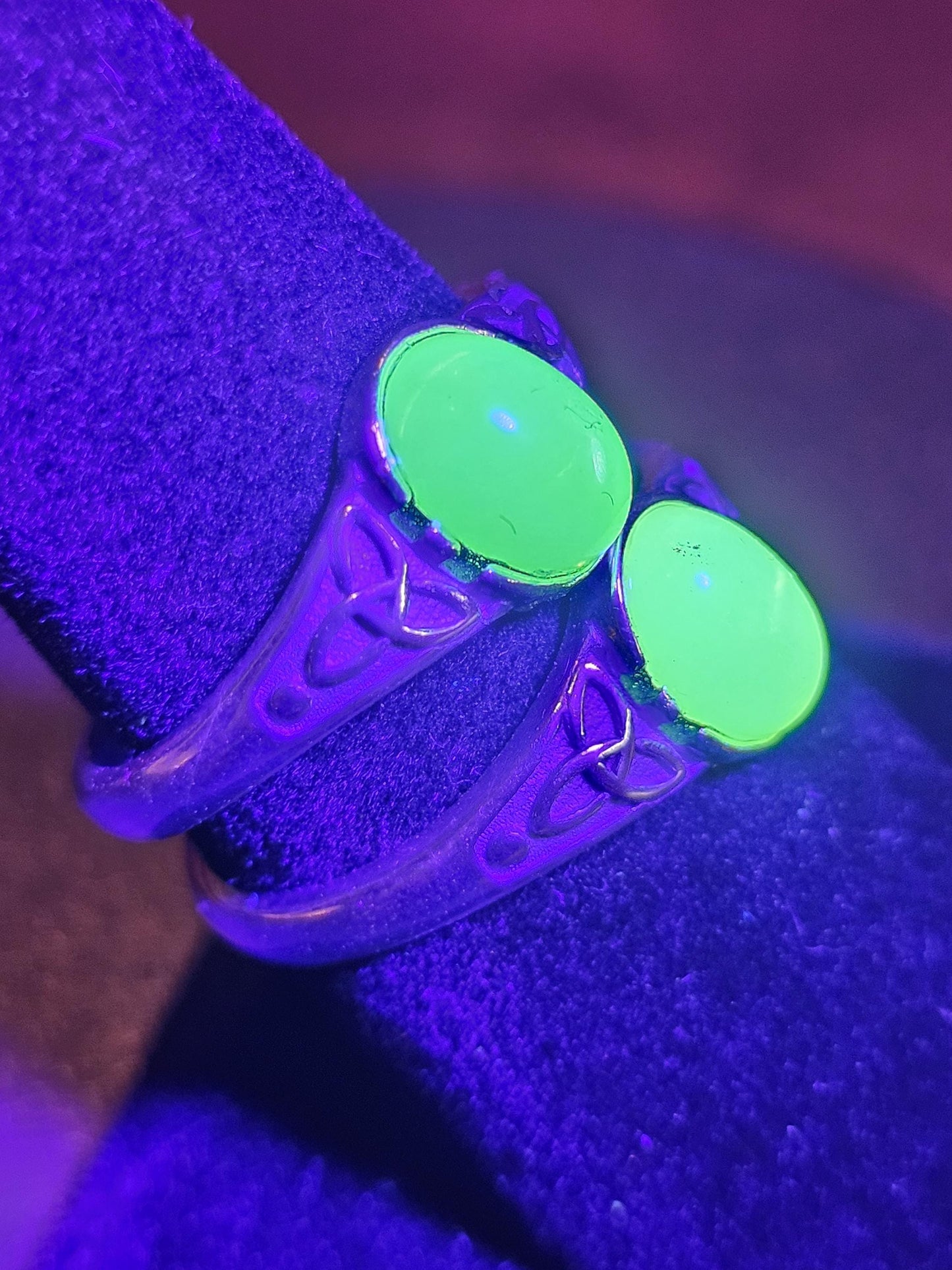 Bague réglable en verre d'uranium en argent sterling avec dessus lisse vintage. La pierre ovale en verre d'uranium vert ou blanc brille sous la lumière noire / UV